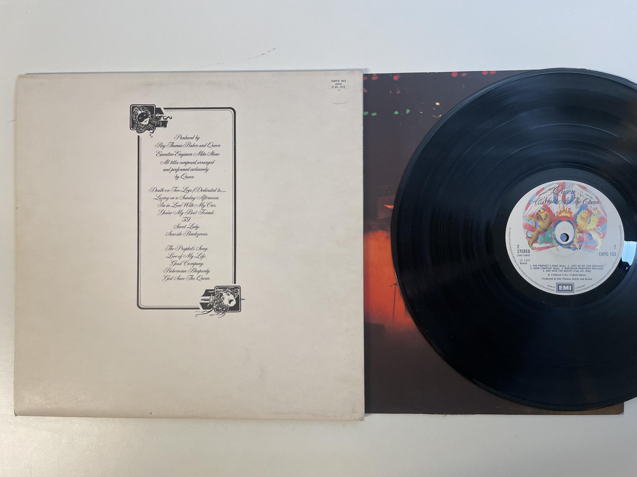 Omslagsbild för skivan QUEEN a night at the Opera LP -75 UK EMI EMTC 103