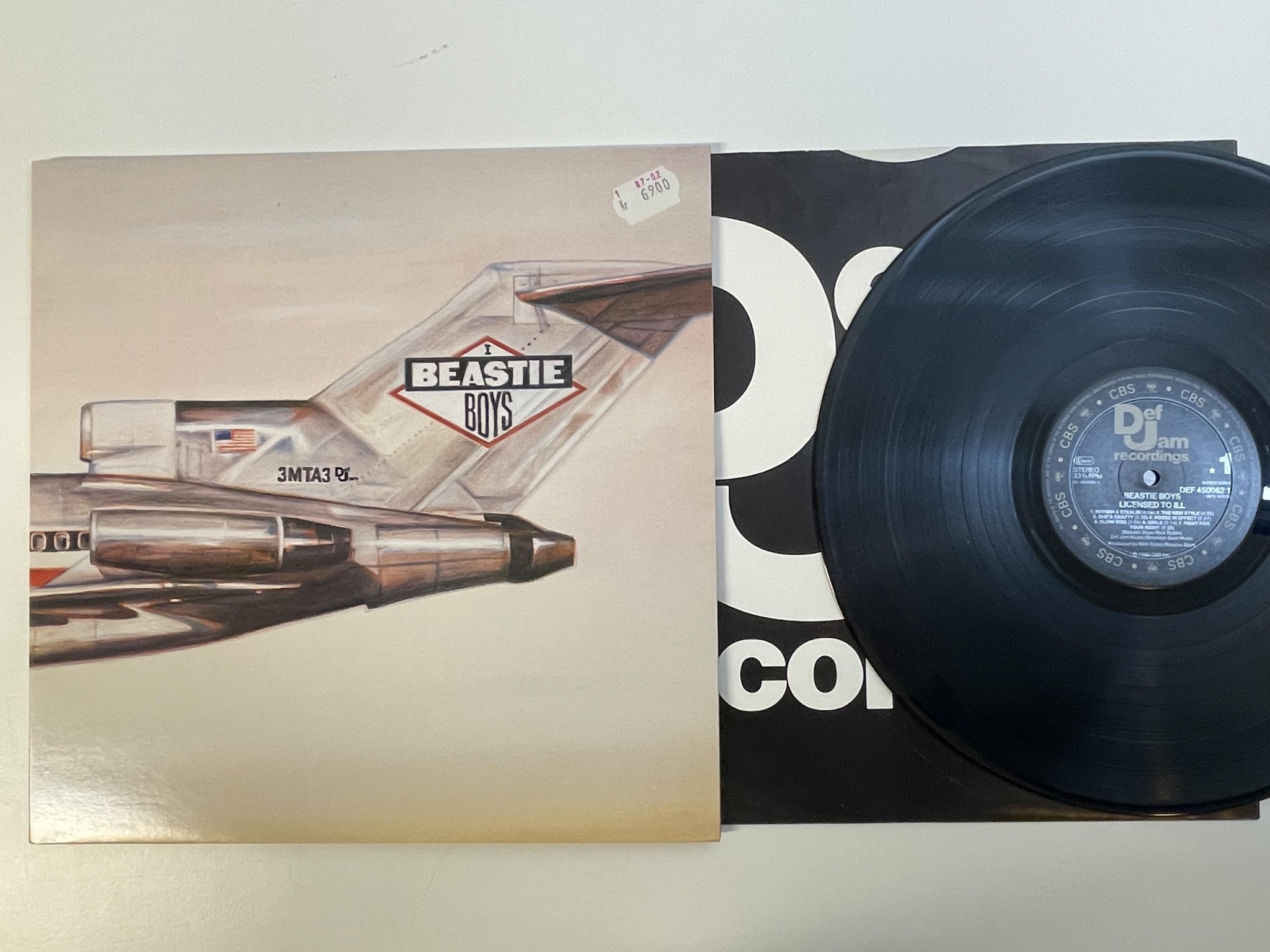 Omslagsbild för skivan BEASTIE BOYS licenced to ill LP -86 Hol CBS DEF 4500621
