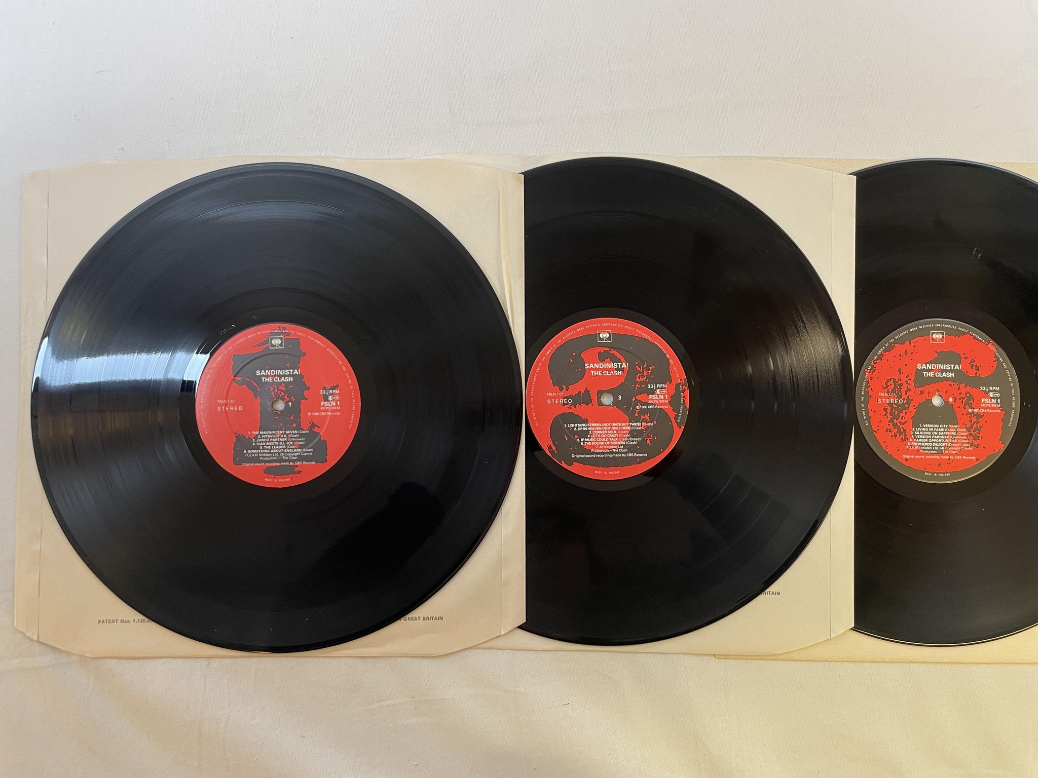 Omslagsbild för skivan THE CLASH sandinista 3xLP -80 UK CBS FSLN1 