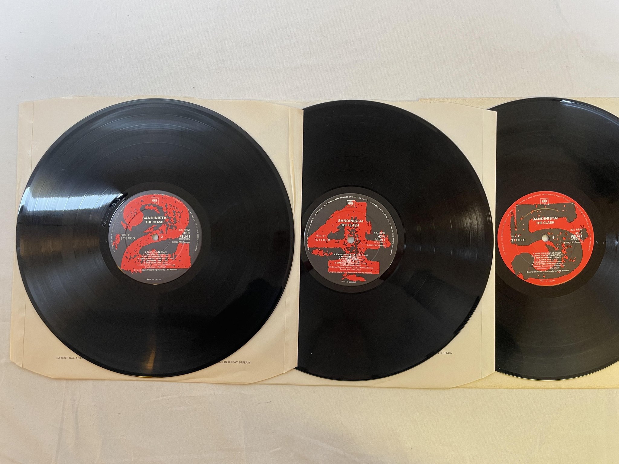 Omslagsbild för skivan THE CLASH sandinista 3xLP -80 UK CBS FSLN1 