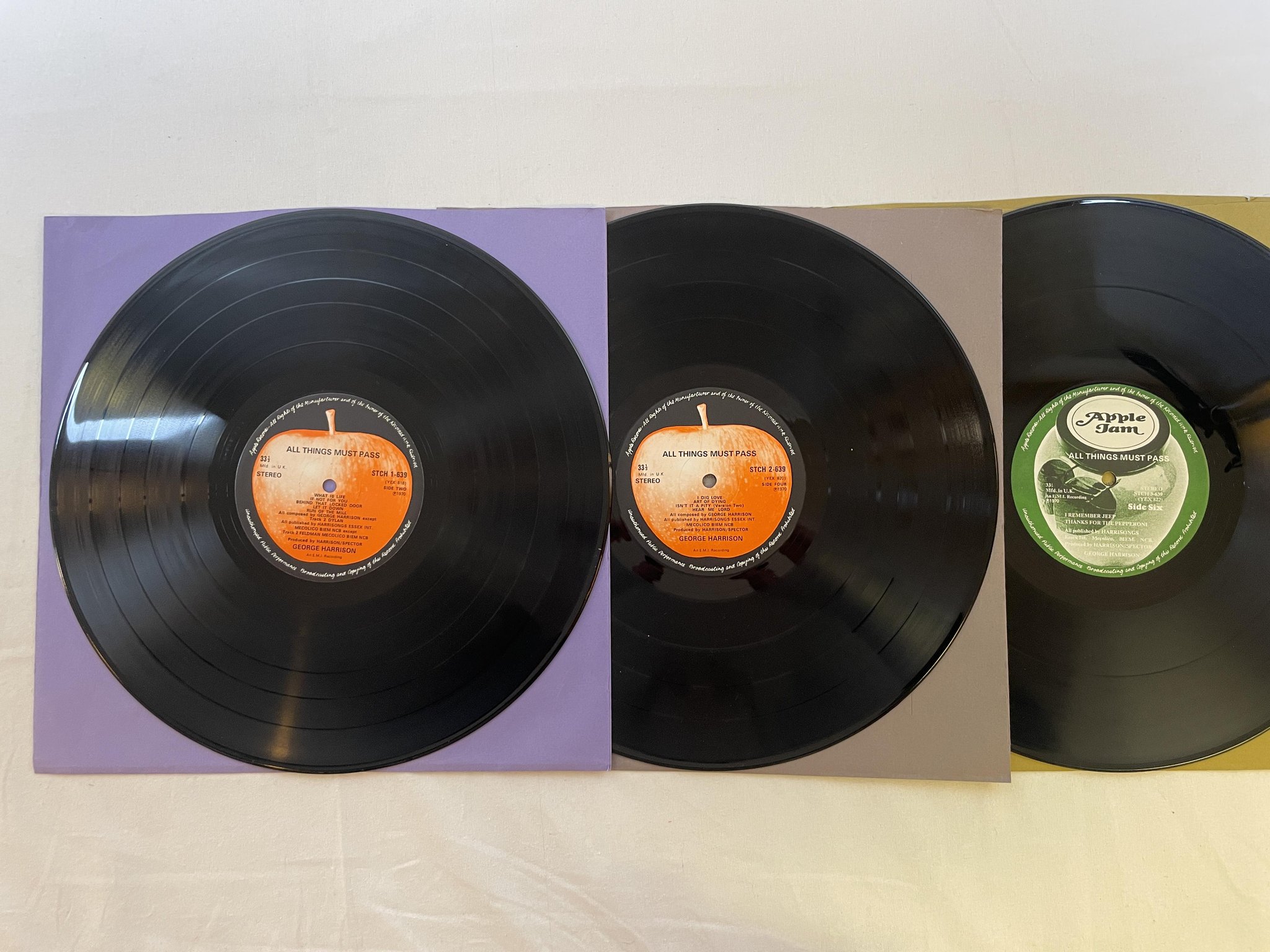 Omslagsbild för skivan GEORGE HARRISON 3xLP box -70 US APPLE STCH 1-639