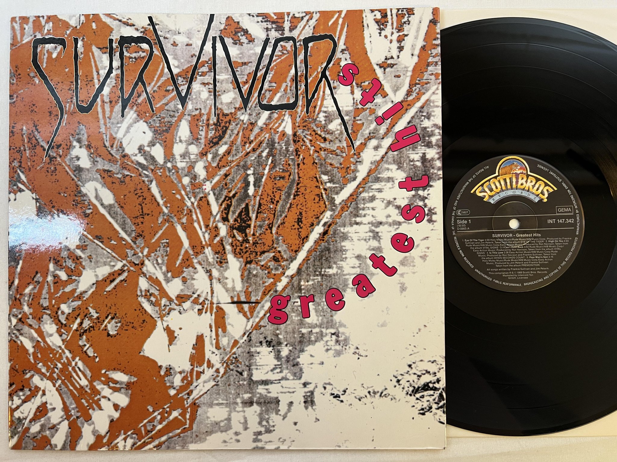 Omslagsbild för skivan SURVIVOR greatest hits LP -90 Ger SCOTTI BROS INT 147342