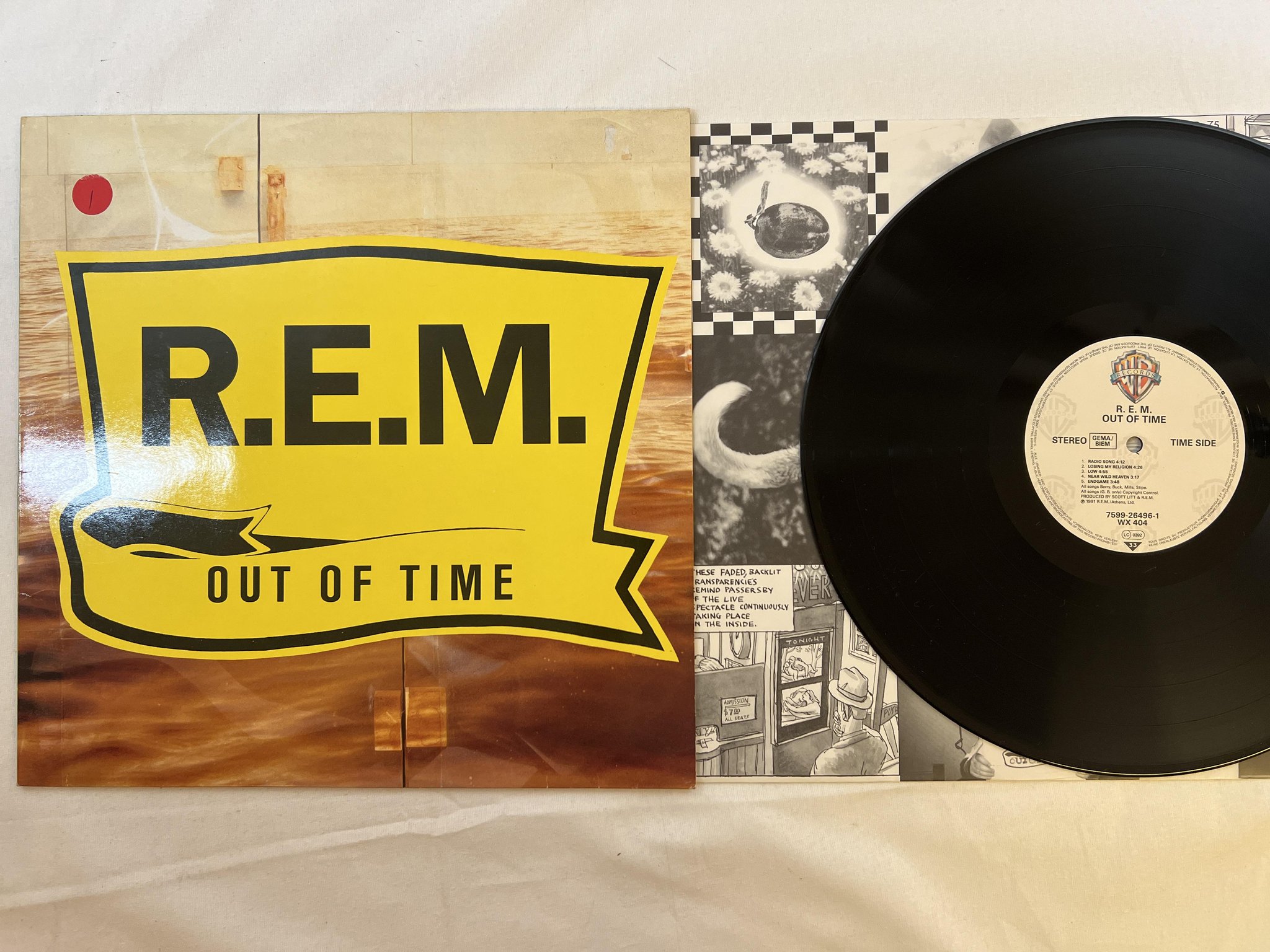 Omslagsbild för skivan R.E.M. Out Of Time LP -91 warner bros 7599-26496-1