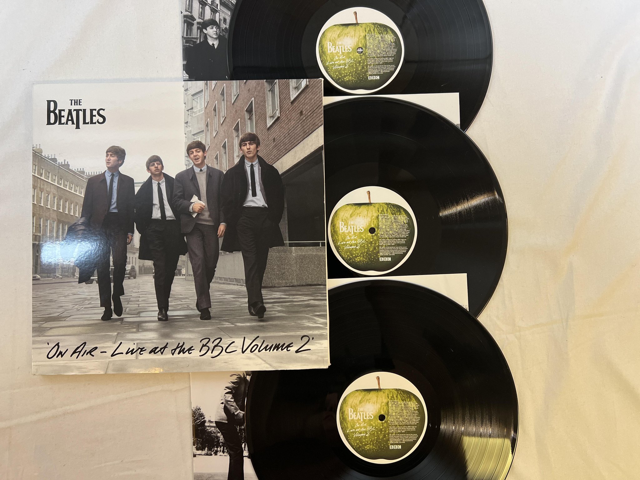 Omslagsbild för skivan THE BEATLES On Air - Live At The BBC Volume 2 3xLP 2013 APPLE 0602537505067