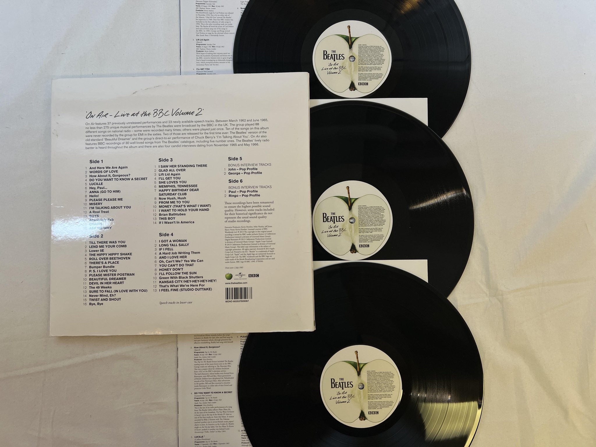 Omslagsbild för skivan THE BEATLES On Air - Live At The BBC Volume 2 3xLP 2013 APPLE 0602537505067