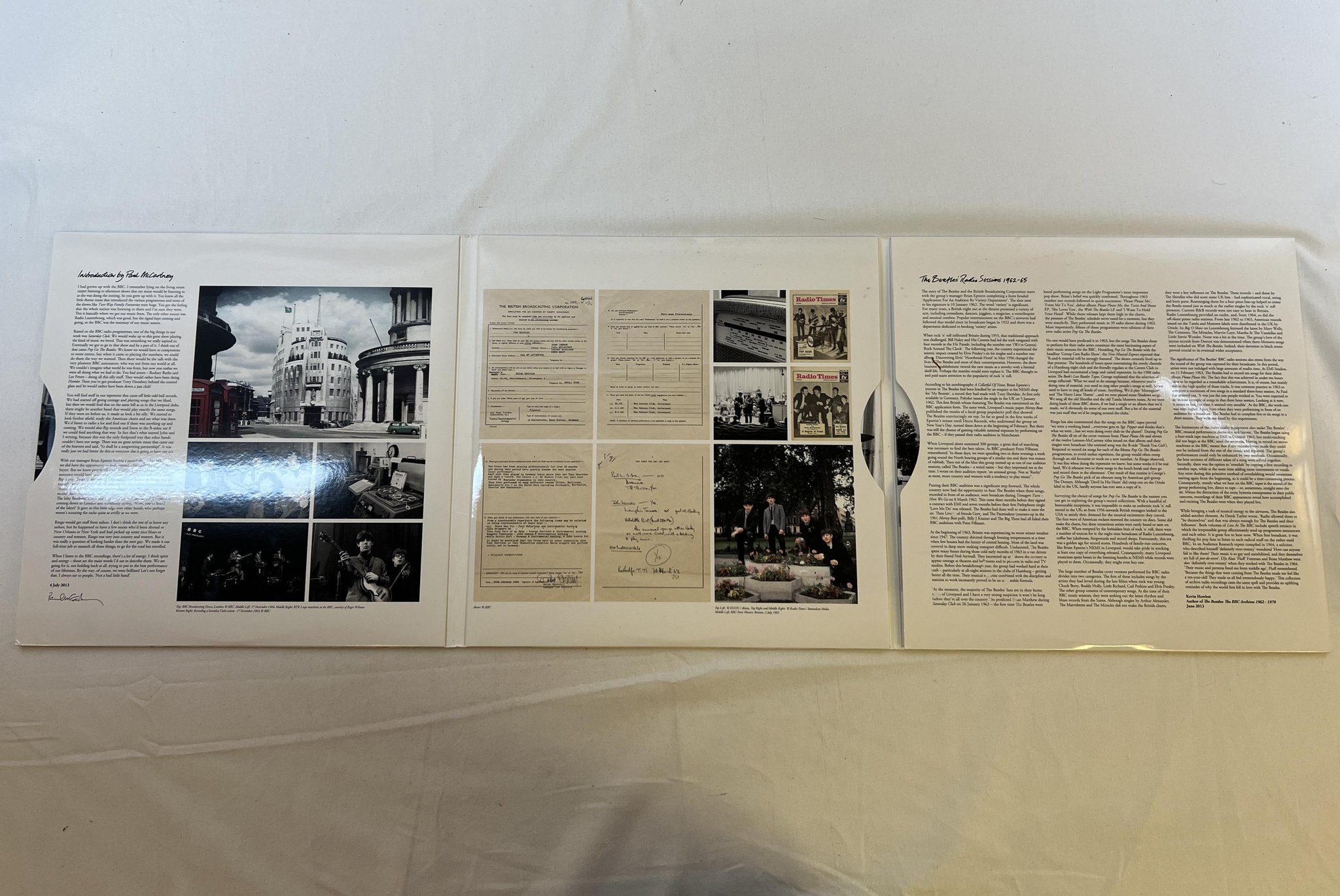 Omslagsbild för skivan THE BEATLES On Air - Live At The BBC Volume 2 3xLP 2013 APPLE 0602537505067