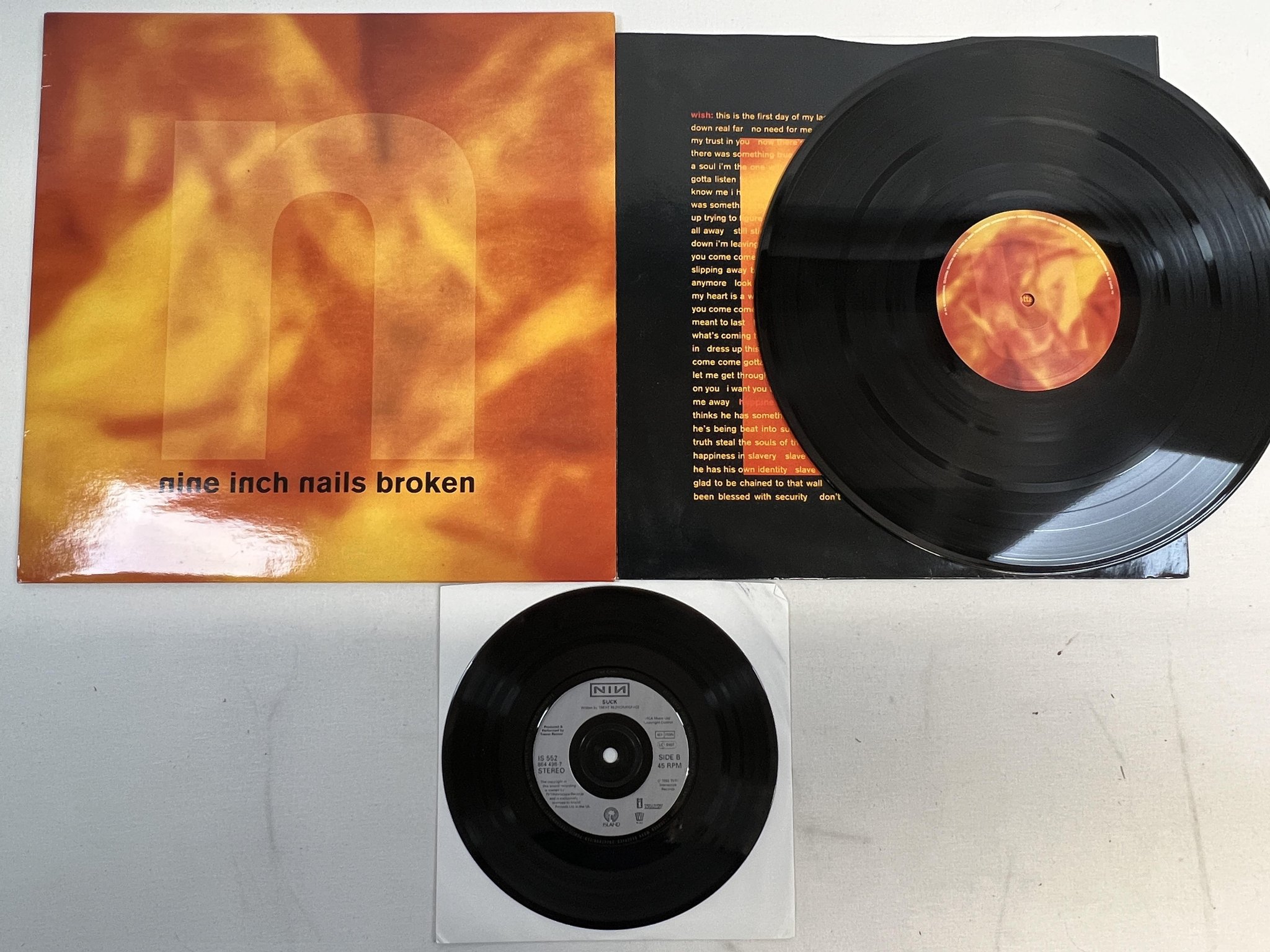 Omslagsbild för skivan NINE INCH NAILS Broken 12" & 7" -92 UK ISLAND ilpm 8004 /  864 498-7