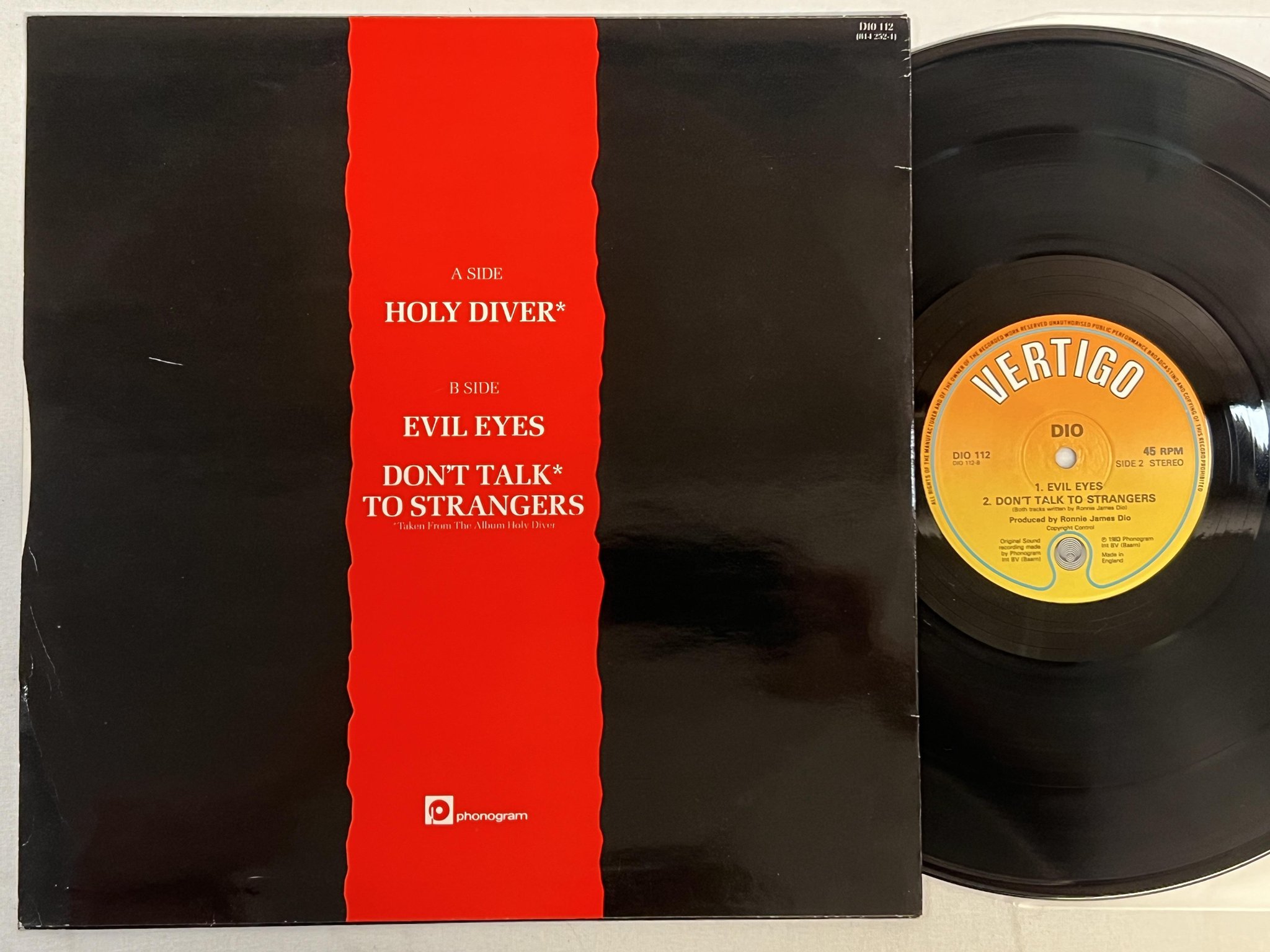 Omslagsbild för skivan DIO holy diver 12" -83 UK VERTIGO D10 112