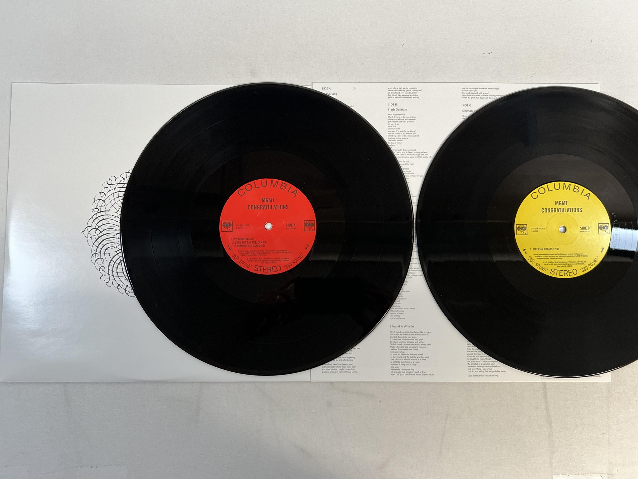 Omslagsbild för skivan MGMT Congratulations 2xLP 2010 EU COLUMBIA Scratch-Off Sleeve ** rare **
