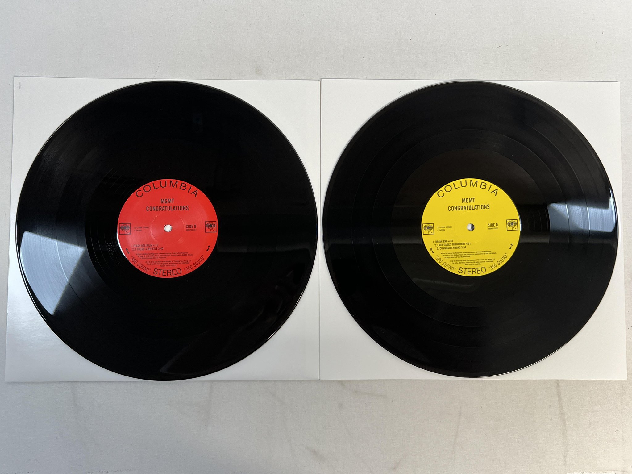Omslagsbild för skivan MGMT Congratulations 2xLP 2010 EU COLUMBIA Scratch-Off Sleeve ** rare **