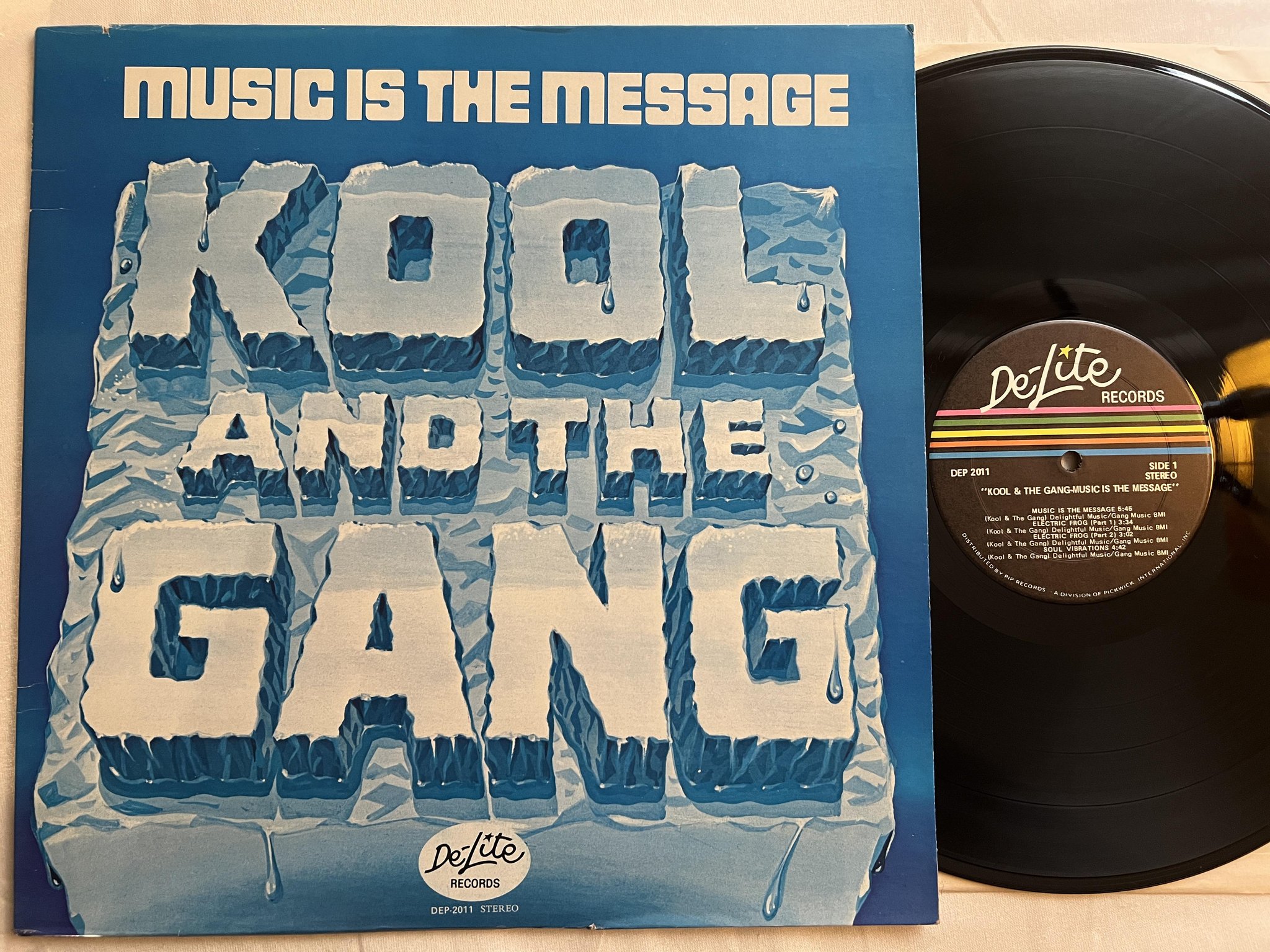 Omslagsbild för skivan KOOL AND THE GANG music is the message LP -72 US DE-LITE DEP-2011 soul !!!