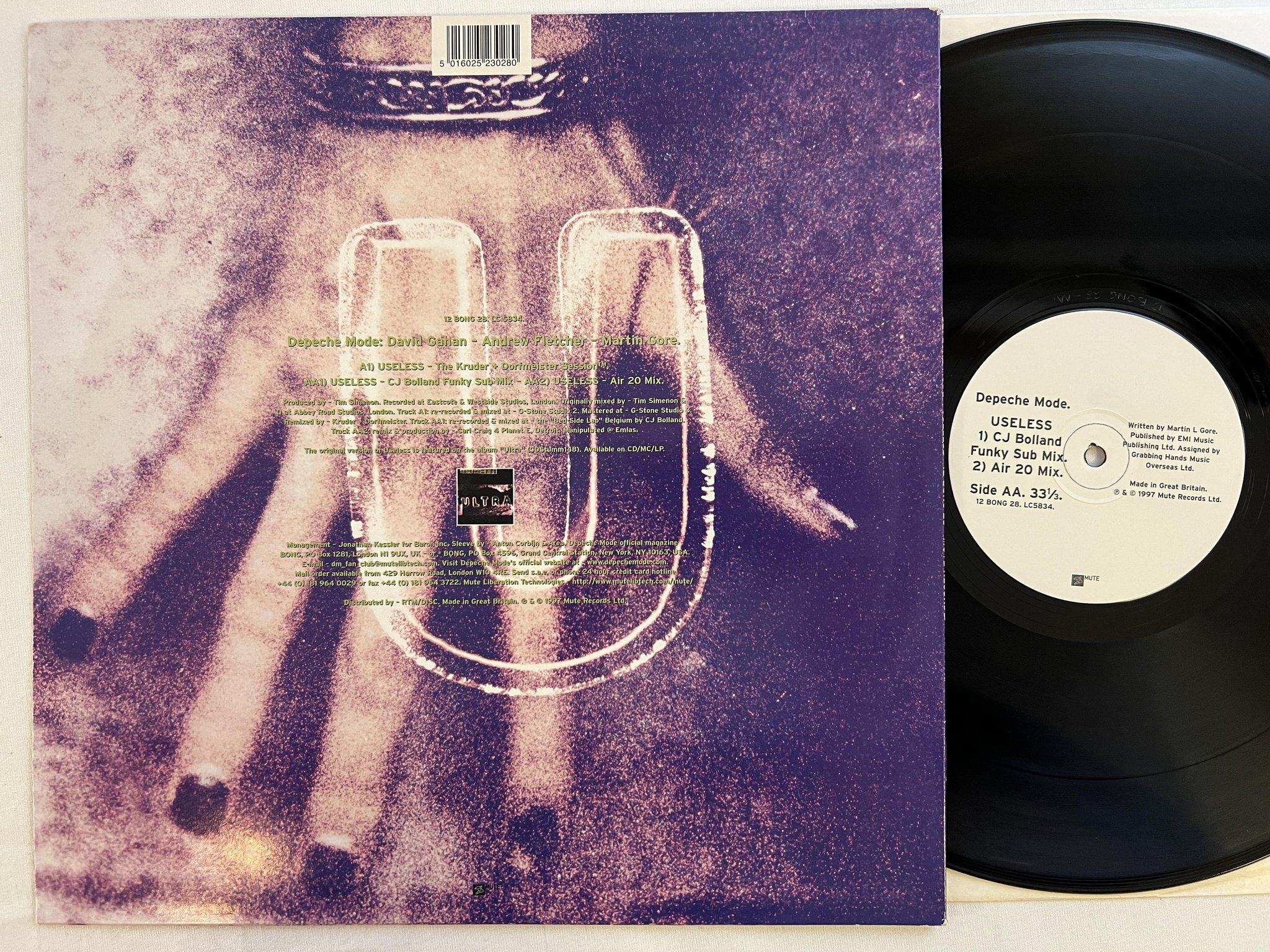 Omslagsbild för skivan DEPECHE MODE Useless 12"single -97 UK MUTE 12BONG28