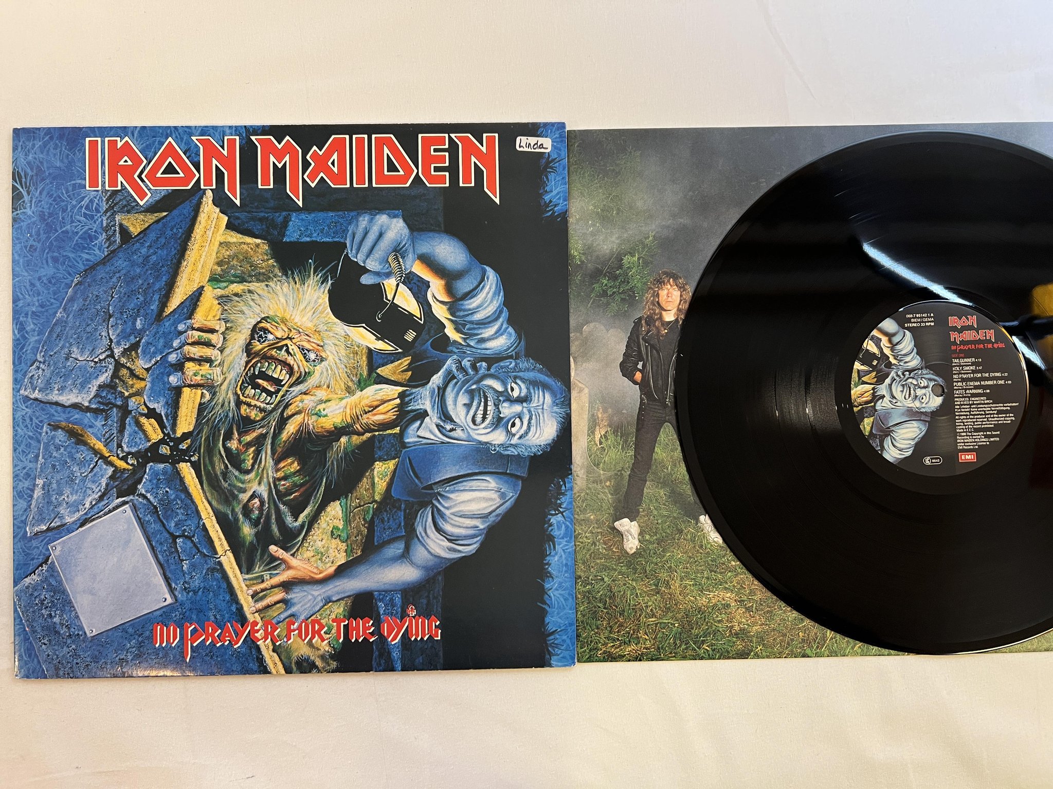 Omslagsbild för skivan IRON MAIDEN no prayer for the dying LP -90 Hol EMI 068-7 951421