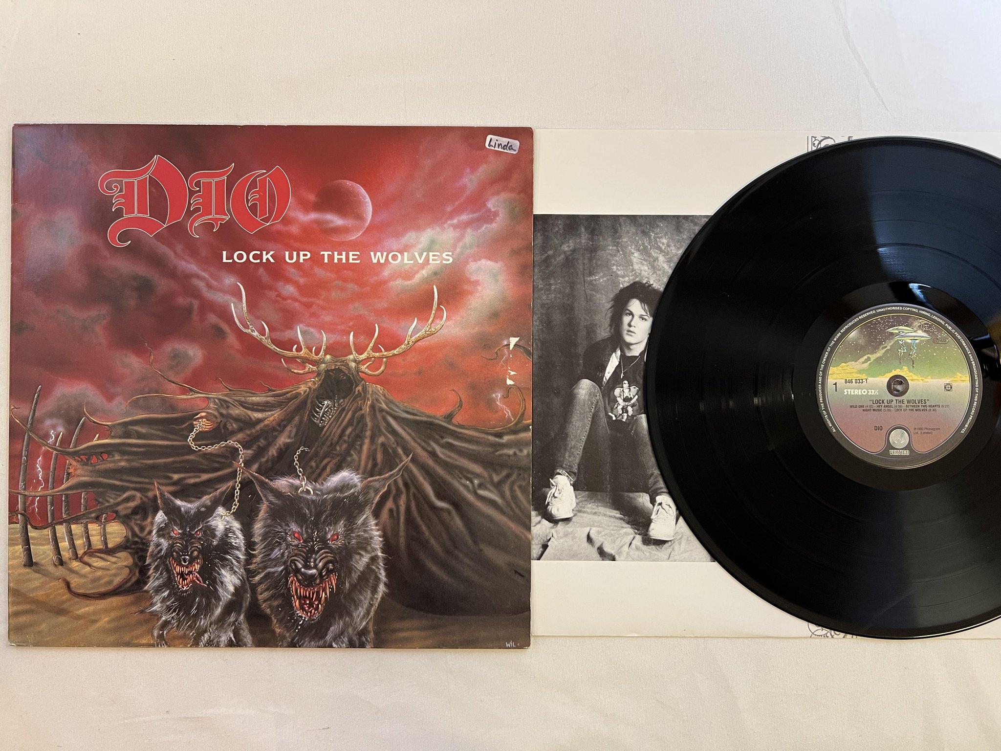 Omslagsbild för skivan DIO lock up the wolves LP -90 Hol VERTIGO 846033-1