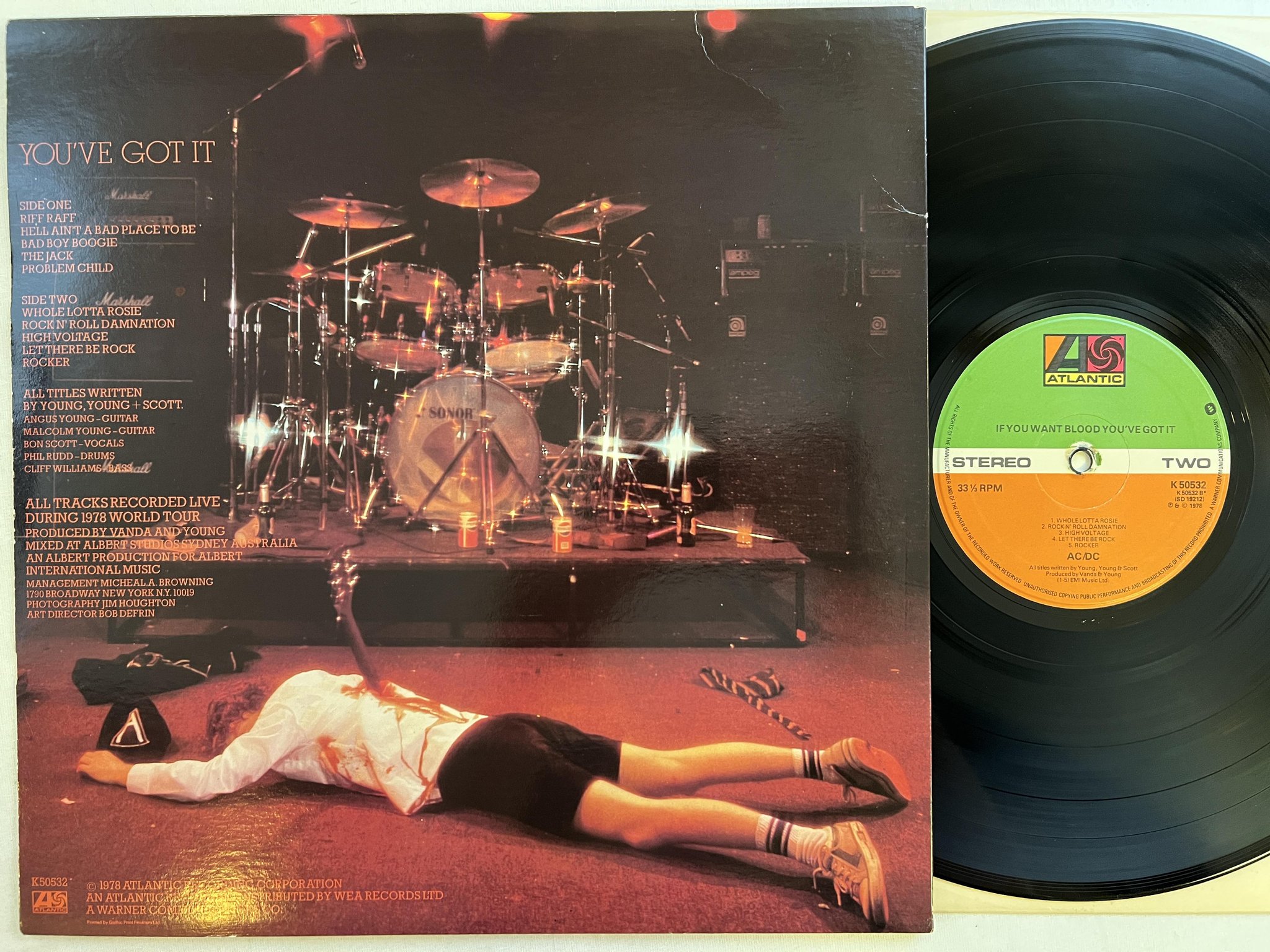 Omslagsbild för skivan AC/DC if you want blood you've got it LP -78 UK ATLANTIC K 50532