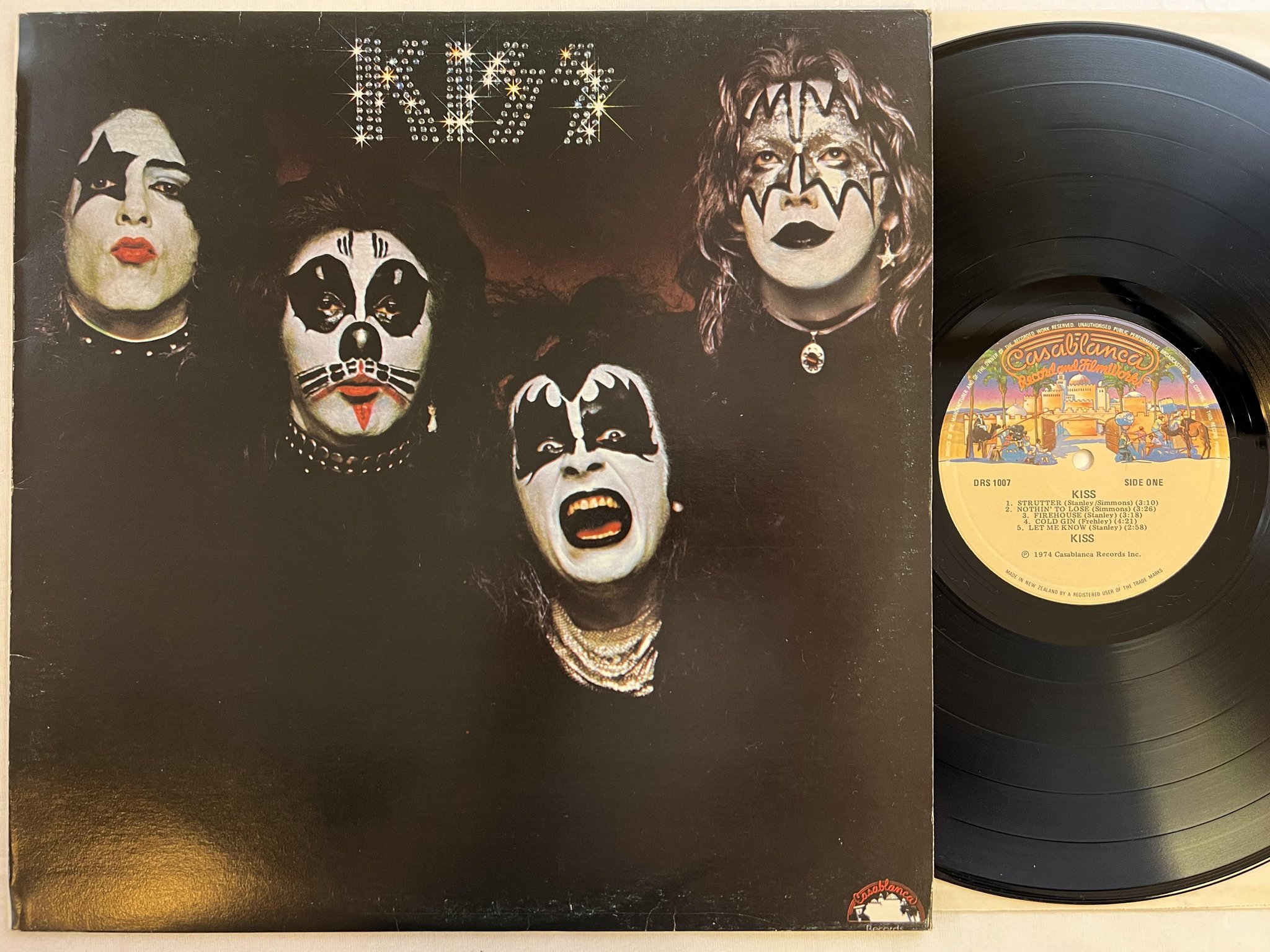 Omslagsbild för skivan KISS s/t LP re New Zealand CASABLANCA DRS 1007 *** ultra rare ***