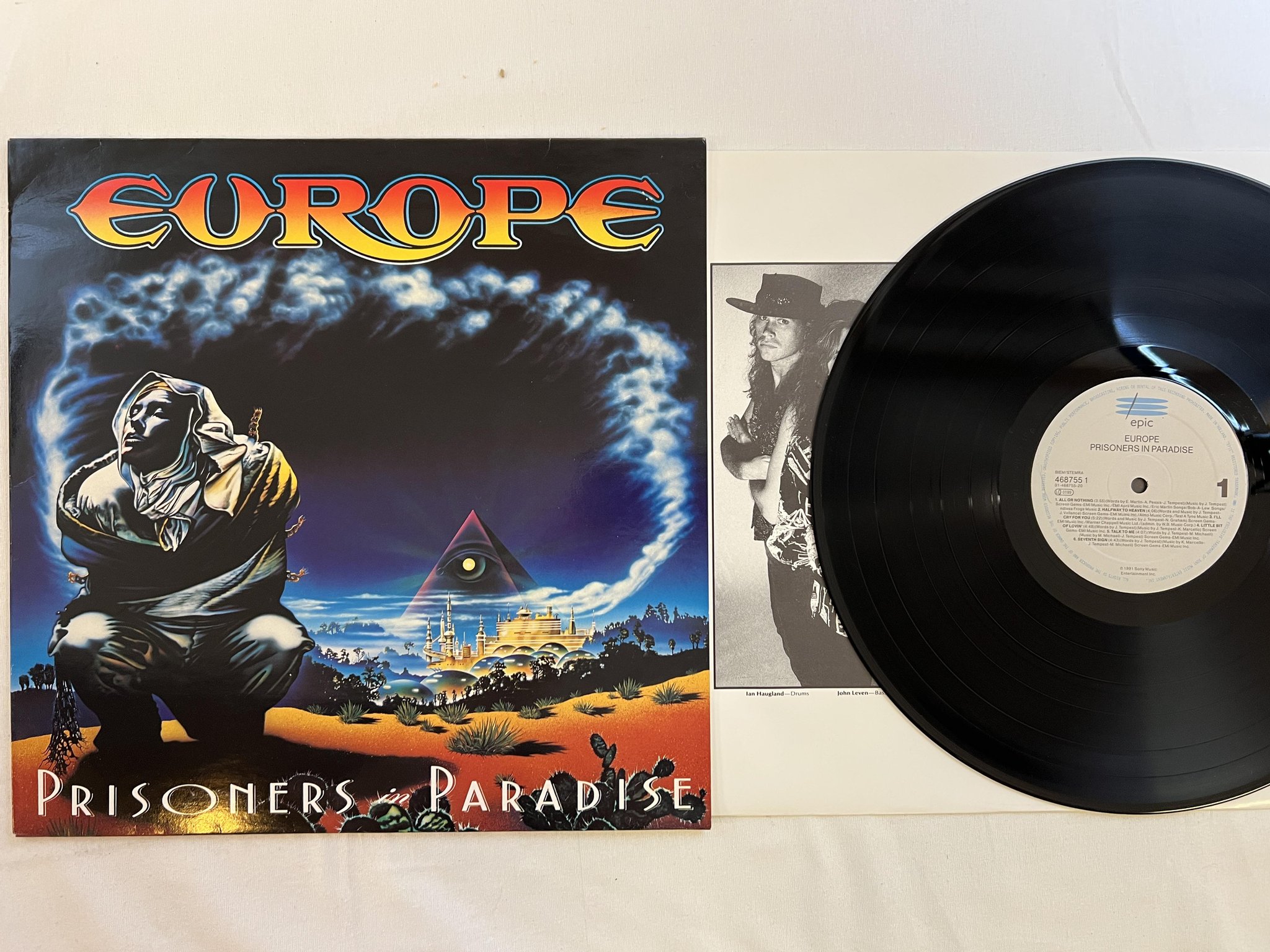 Omslagsbild för skivan EUROPE prisoners in paradise LP -91 EPIC 4687551