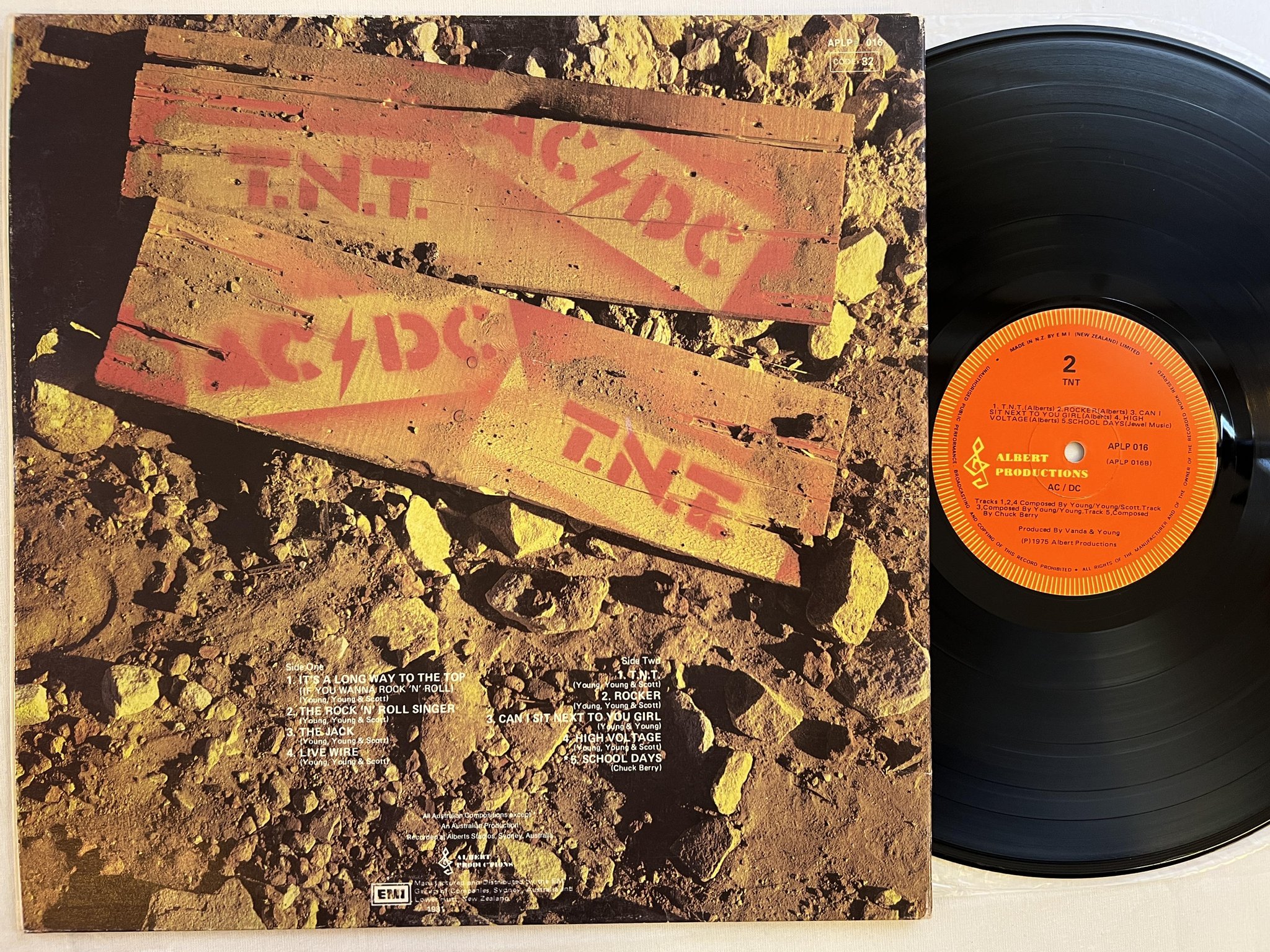 Omslagsbild för skivan AC/DC  T.N.T. LP -81 New Zealand ALBERT APLP 016 ** RARE **