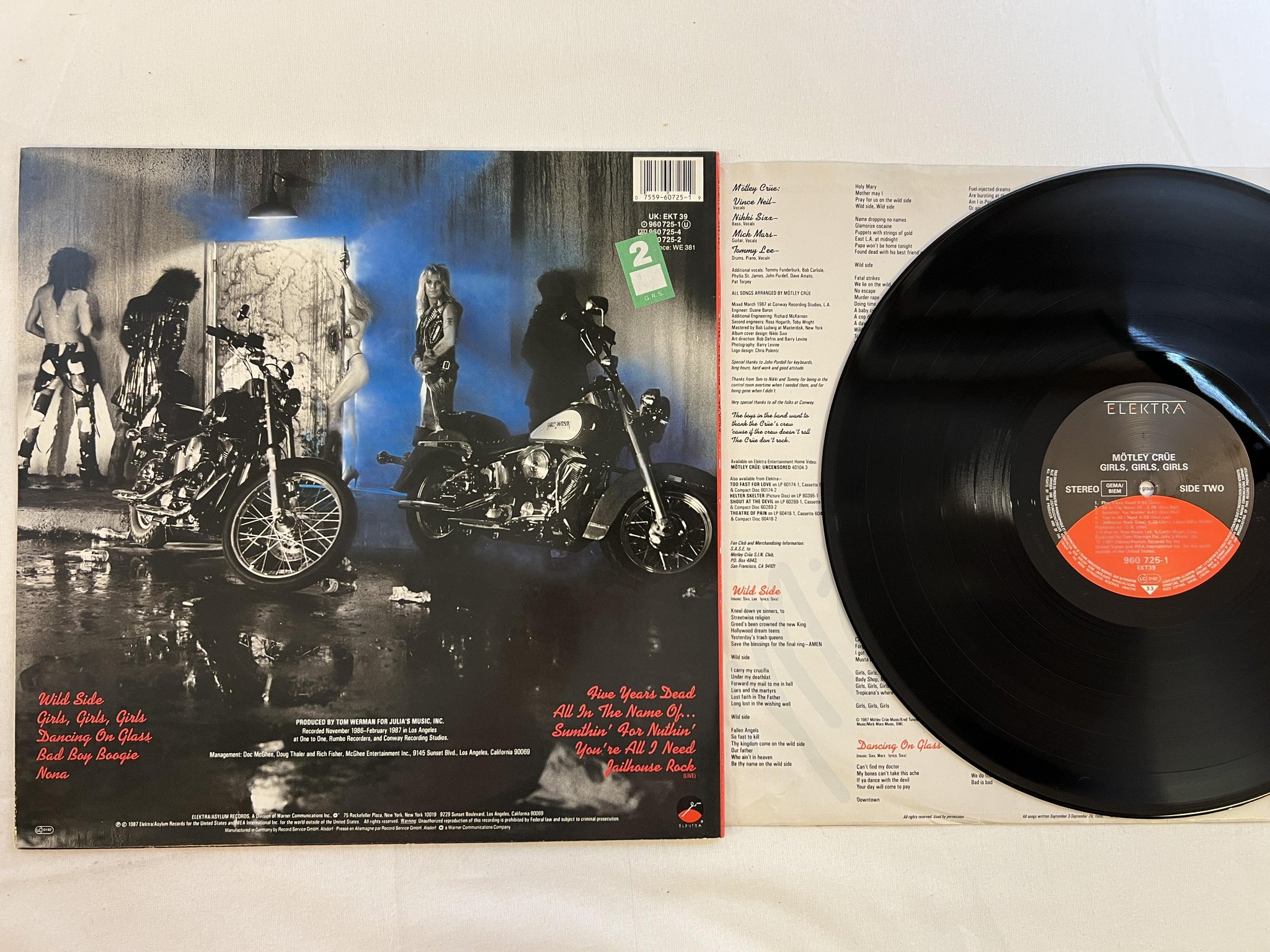 Omslagsbild för skivan MÖTLEY CRÜE girls, girls, girls LP -87 EU ELEKTRA 960 725-1
