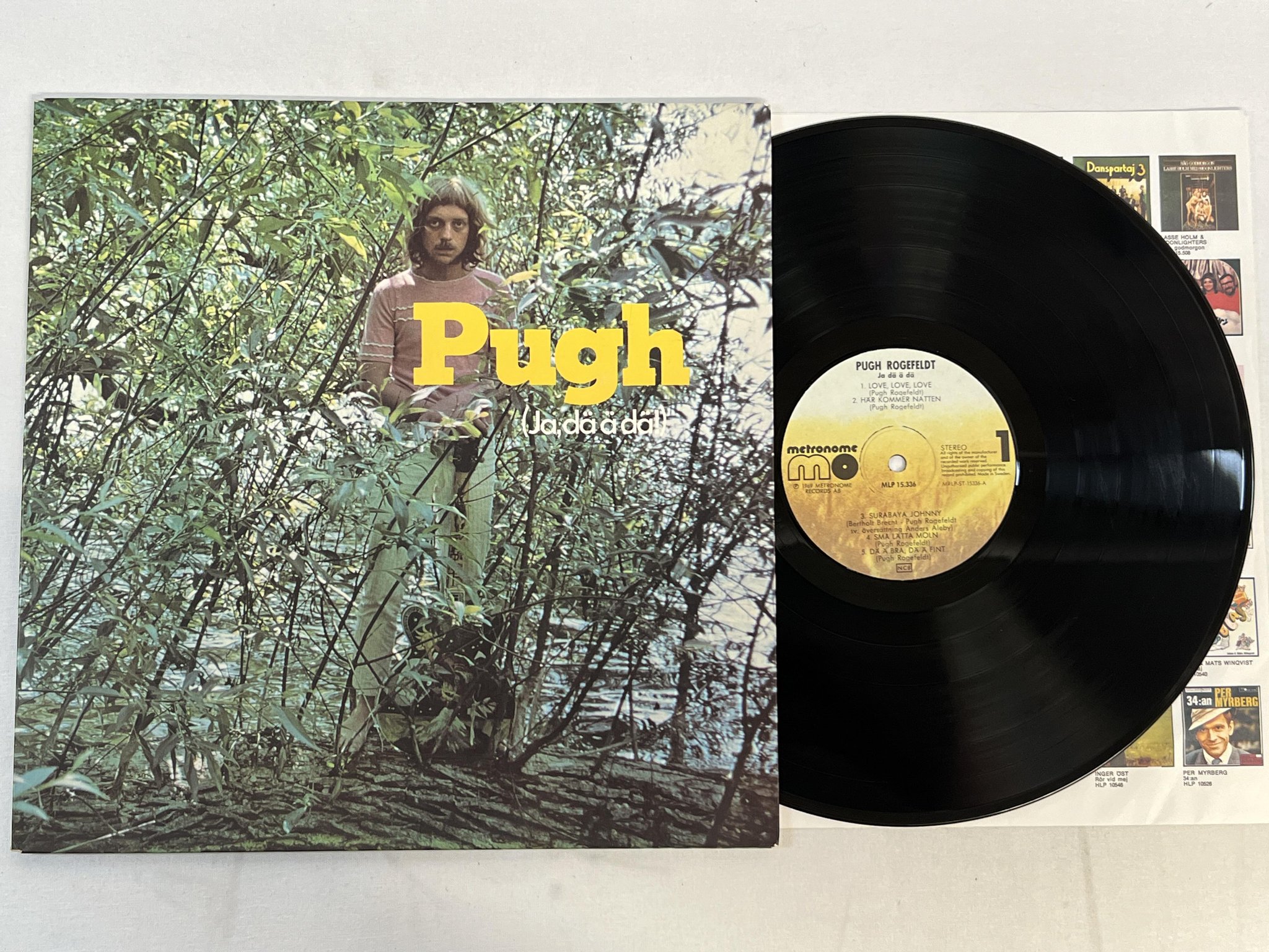 Omslagsbild för skivan PUGH ja dä ä dä LP re METRONOME MLP 15336 "HÄR KOMMER NATTEN..."