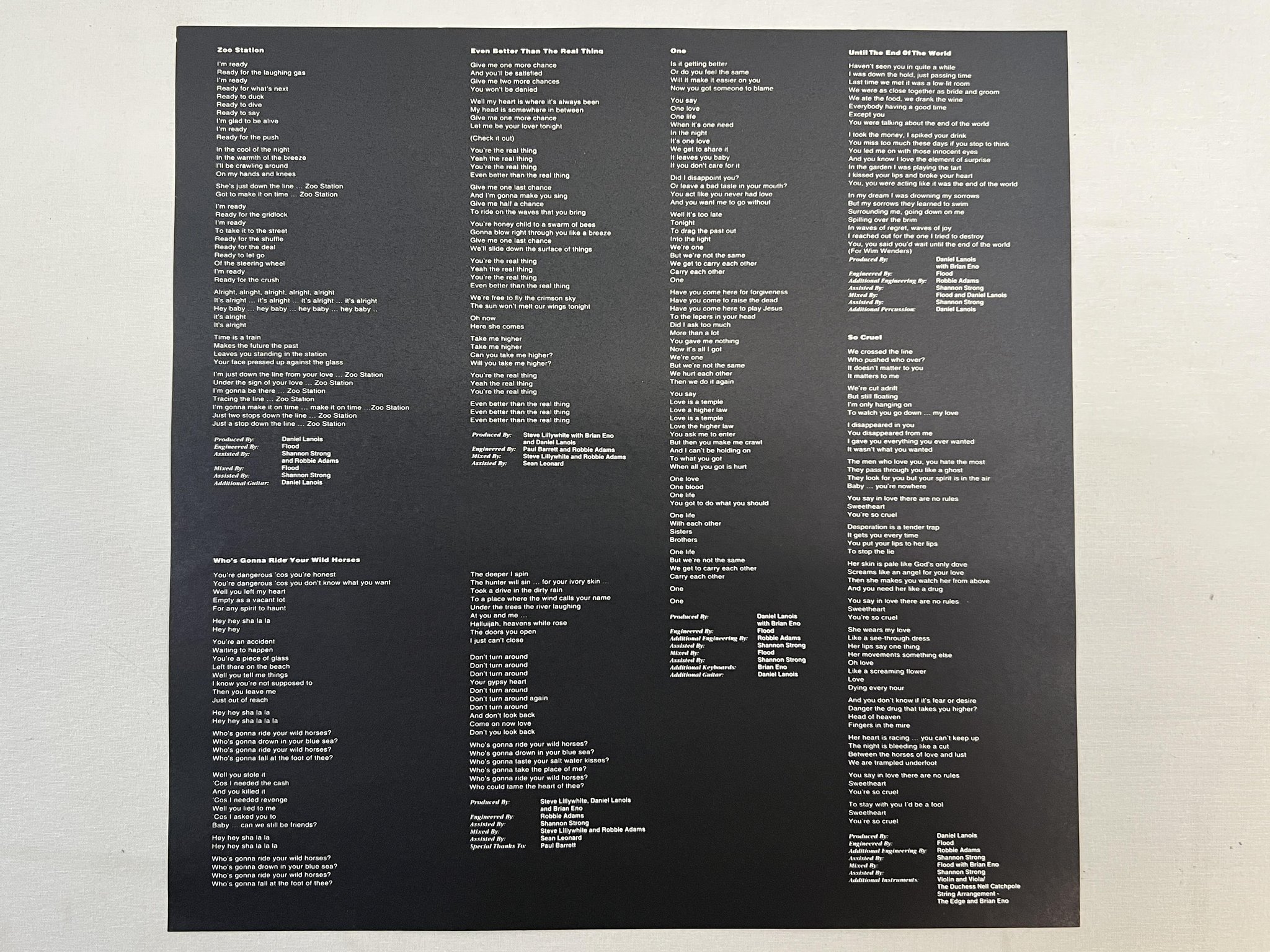 Omslagsbild för skivan U2 Achtung Baby LP EU ISLAND 212 110 "Love Is Blindness"