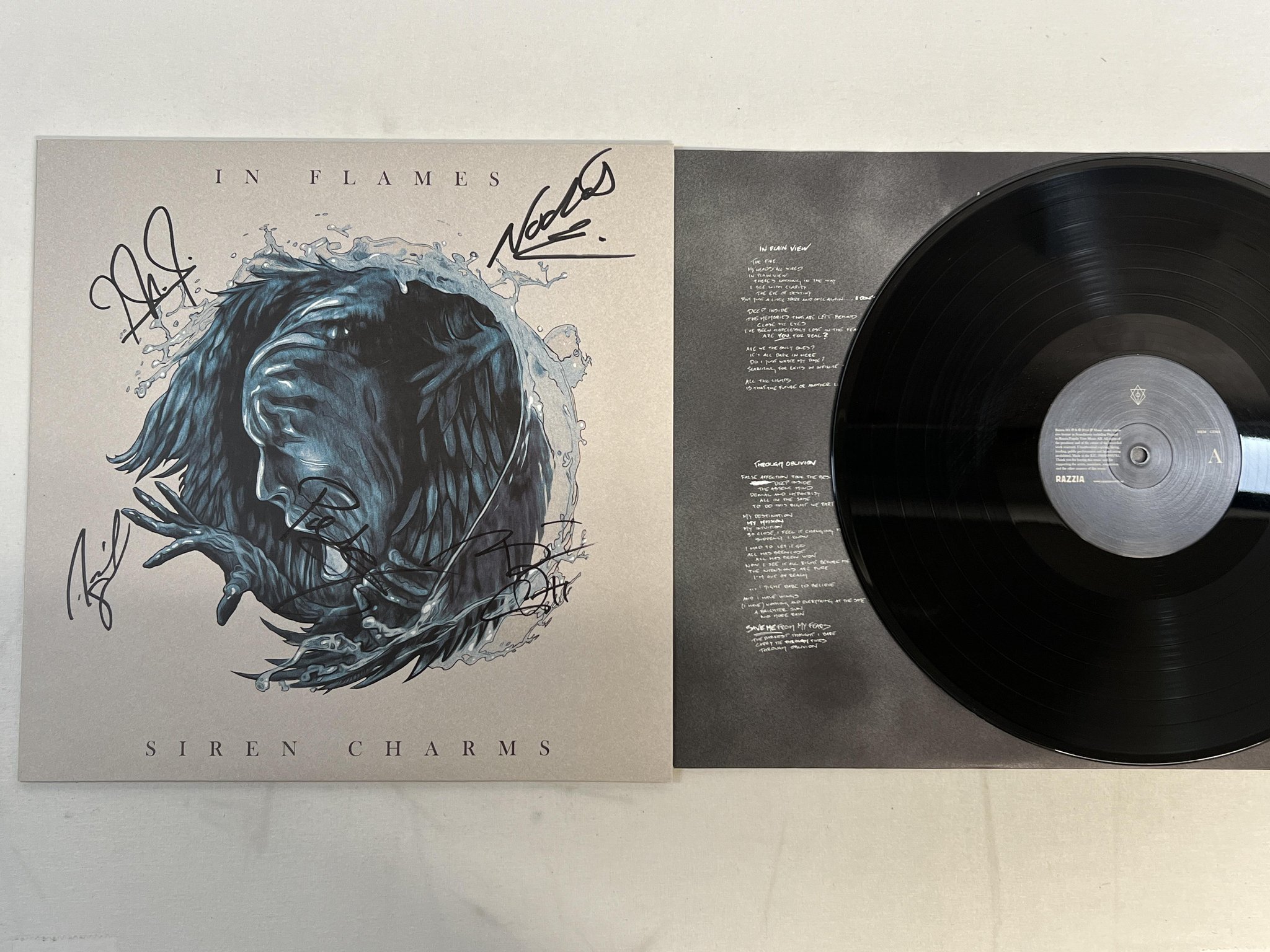 Omslagsbild för skivan IN FLAMES  Siren Charms LP 2014 RAZZIA 301 ** fully signed by band members **