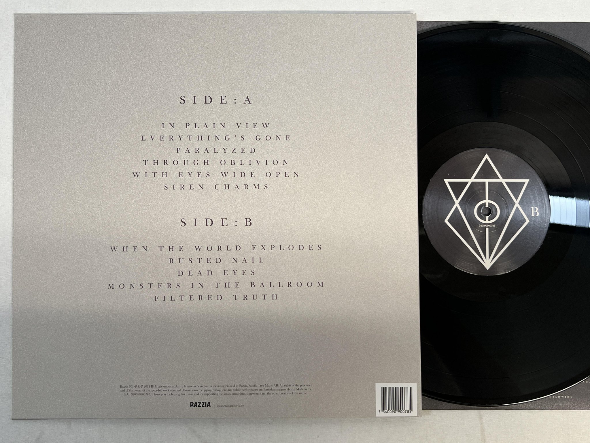 Omslagsbild för skivan IN FLAMES  Siren Charms LP 2014 RAZZIA 301 ** fully signed by band members **