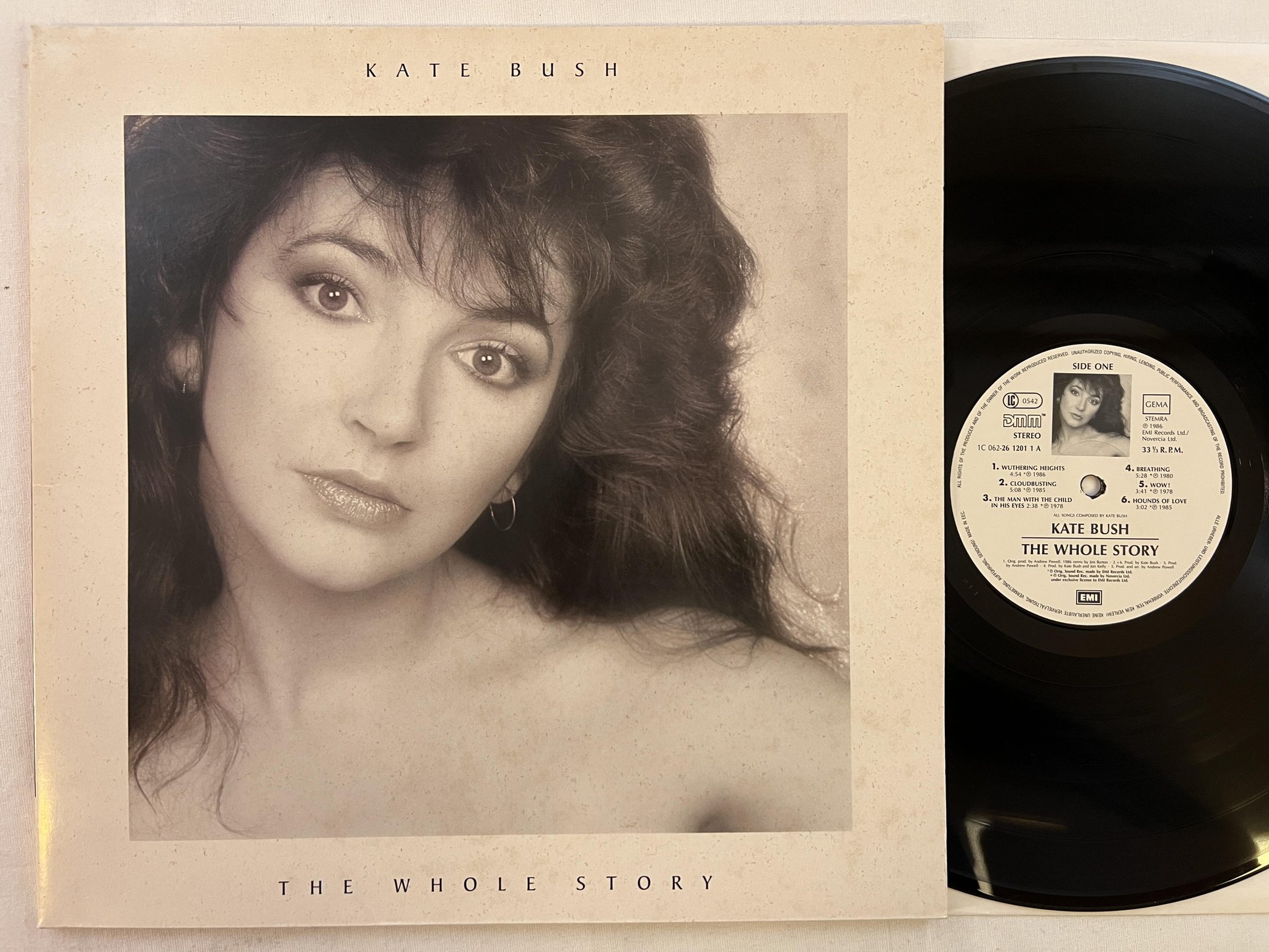 Omslagsbild för skivan KATE BUSH the whole story LP -86 Hol EMI 1C 062-2612011