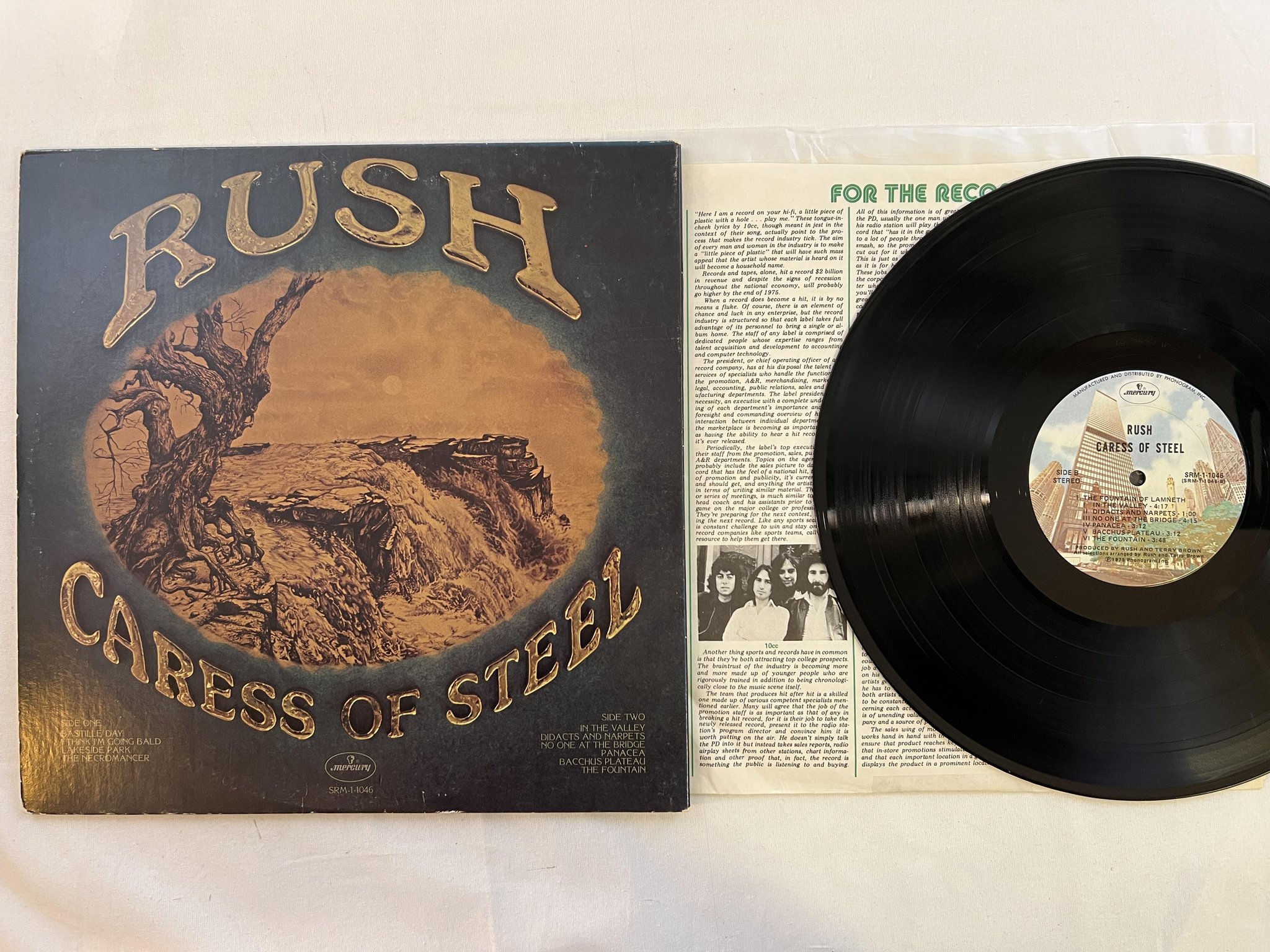 Omslagsbild för skivan RUSH caress of steel LP -75 MERCURY SRM-1 1048
