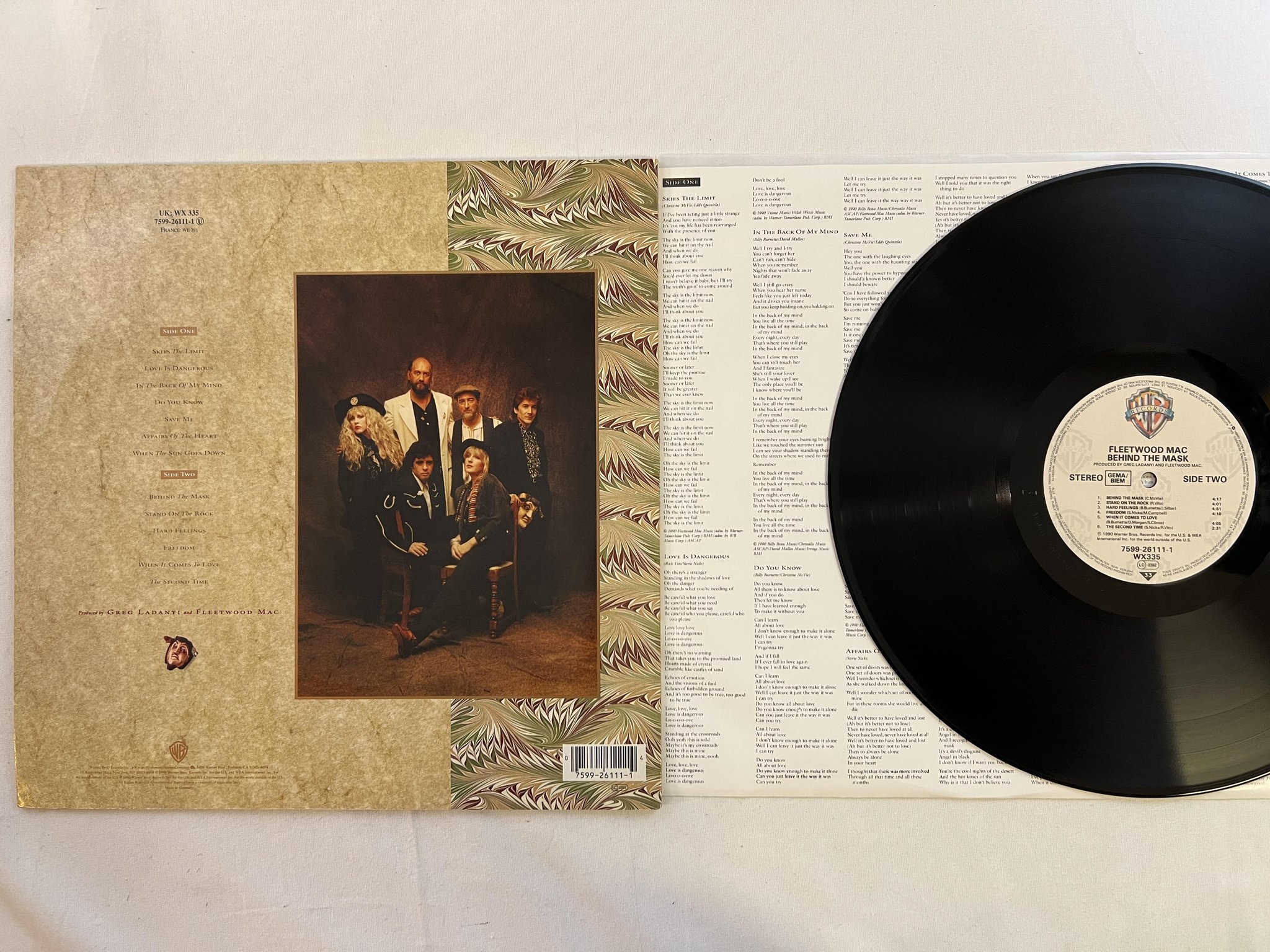 Omslagsbild för skivan FLEETWOOD MAC behind the mask LP Ger WARNER 7599-26111-1