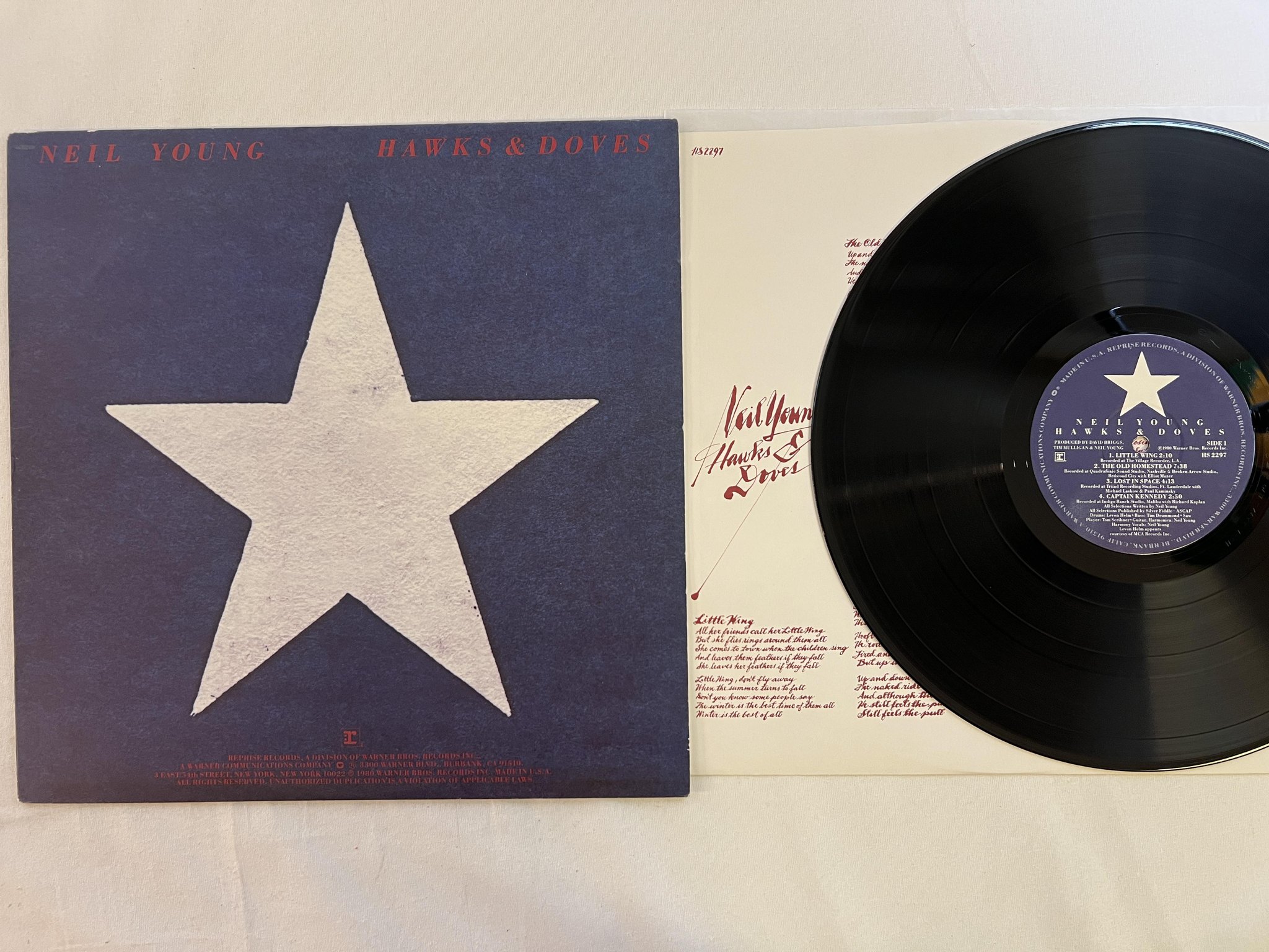 Omslagsbild för skivan NEIL YOUNG hawks & doves LP -80 US REPRISE HS 2297