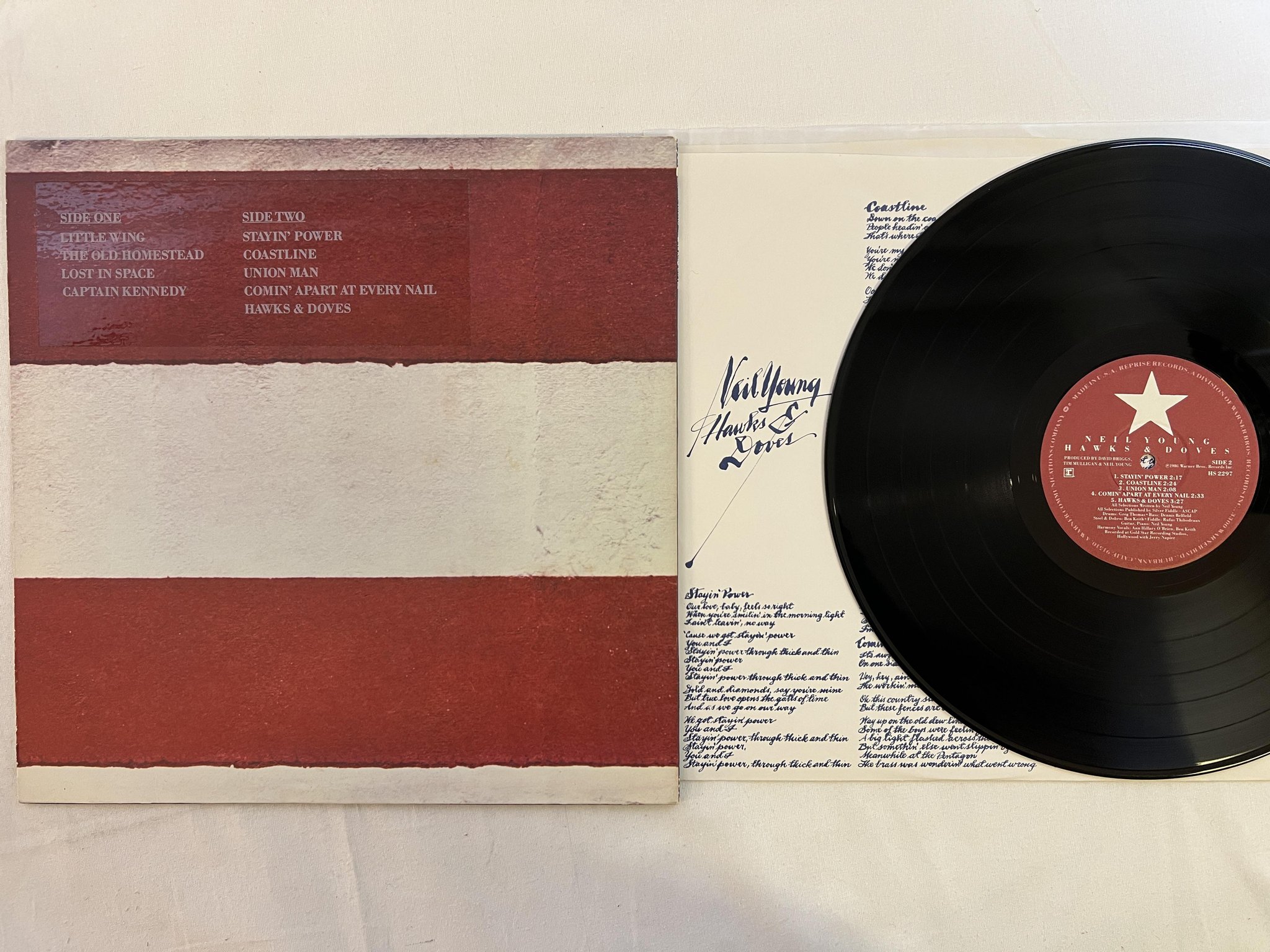 Omslagsbild för skivan NEIL YOUNG hawks & doves LP -80 US REPRISE HS 2297