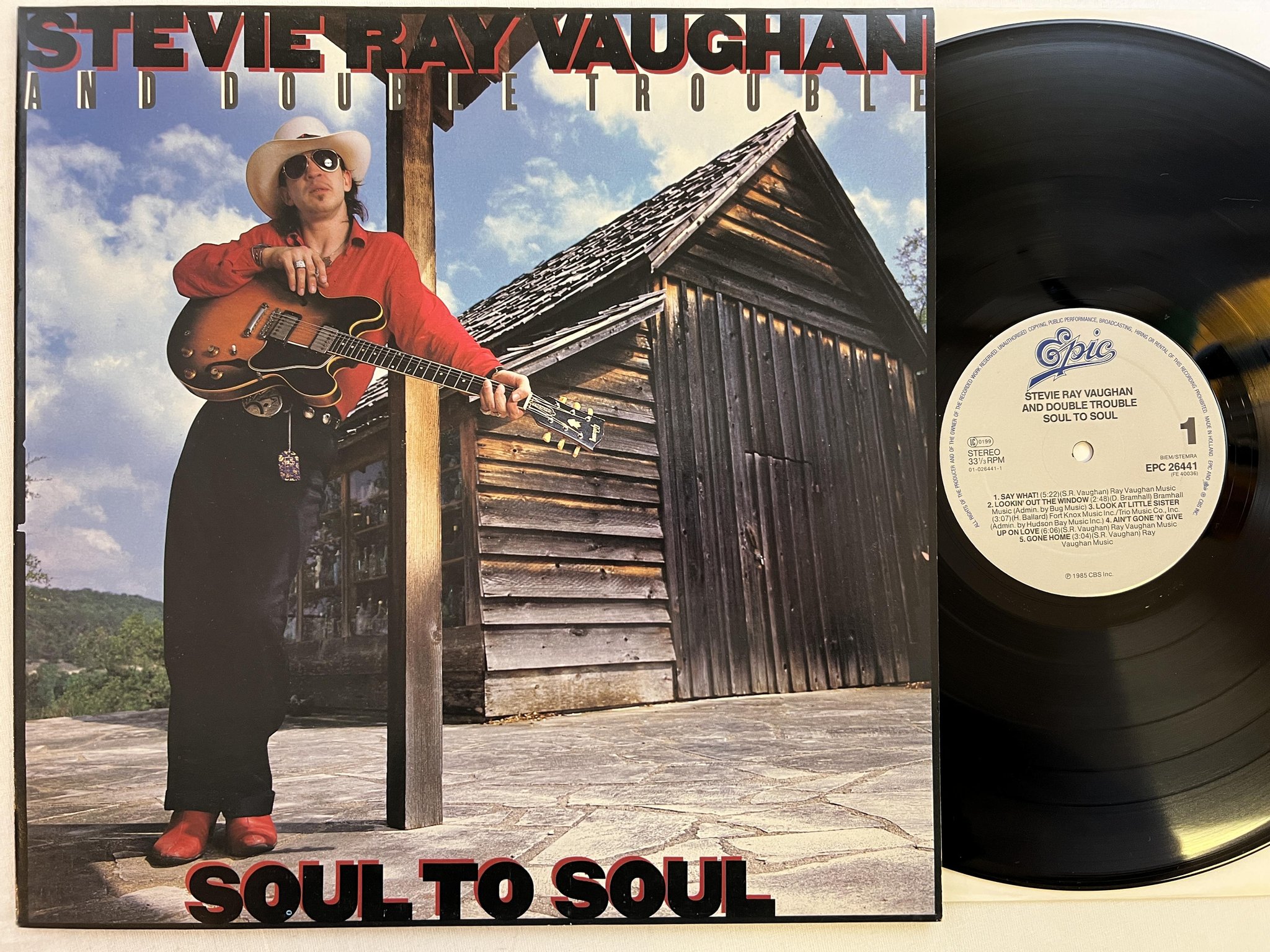 Omslagsbild för skivan STEVIE RAY VAUGHAN & DOUBLE TROUBLE soul to soul LP -85 Hol EPIC EPC 26441