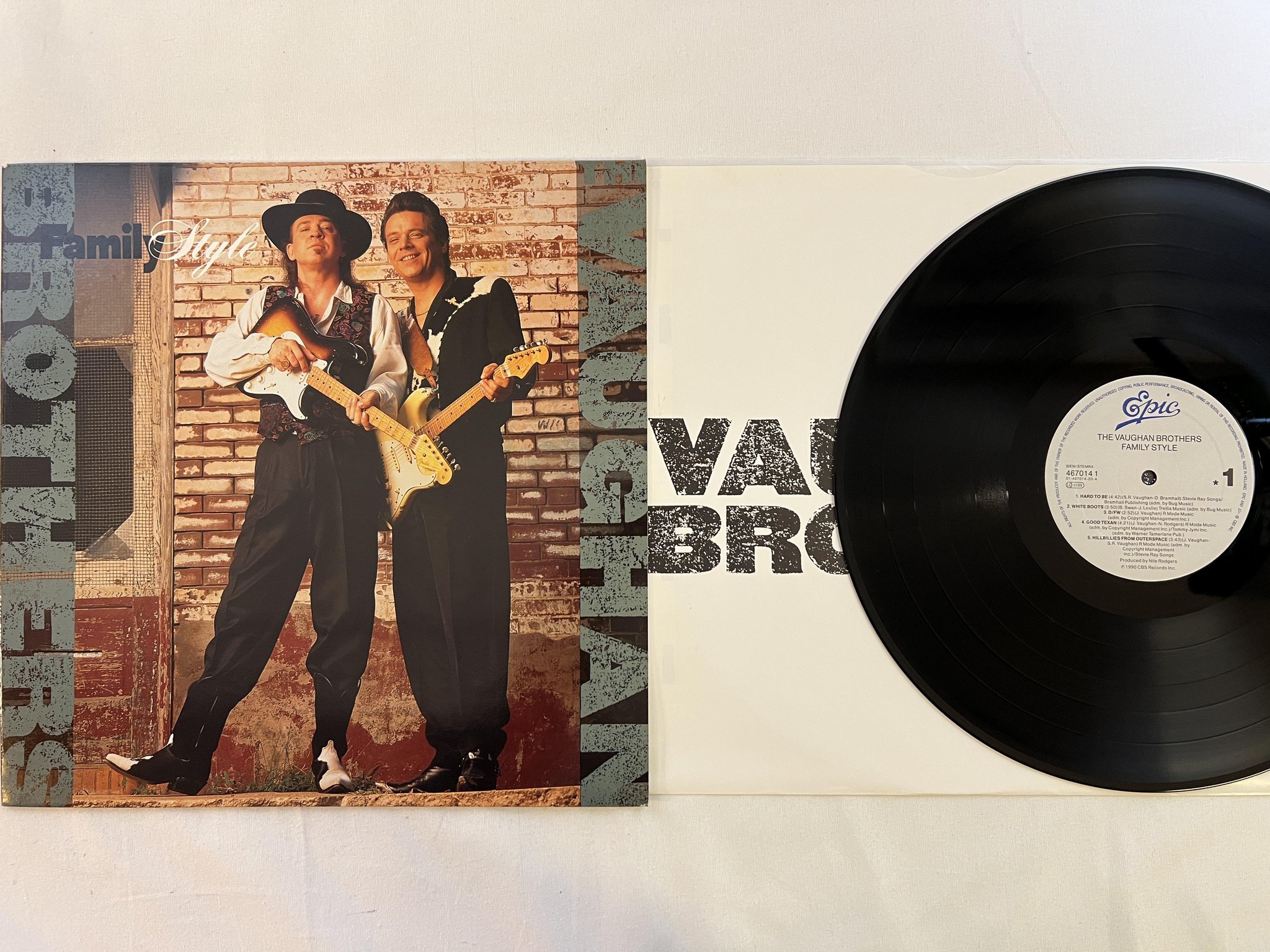Omslagsbild för skivan THE VAUGHAN BROTHERS family style LP -90 Hol EPIC 4670141