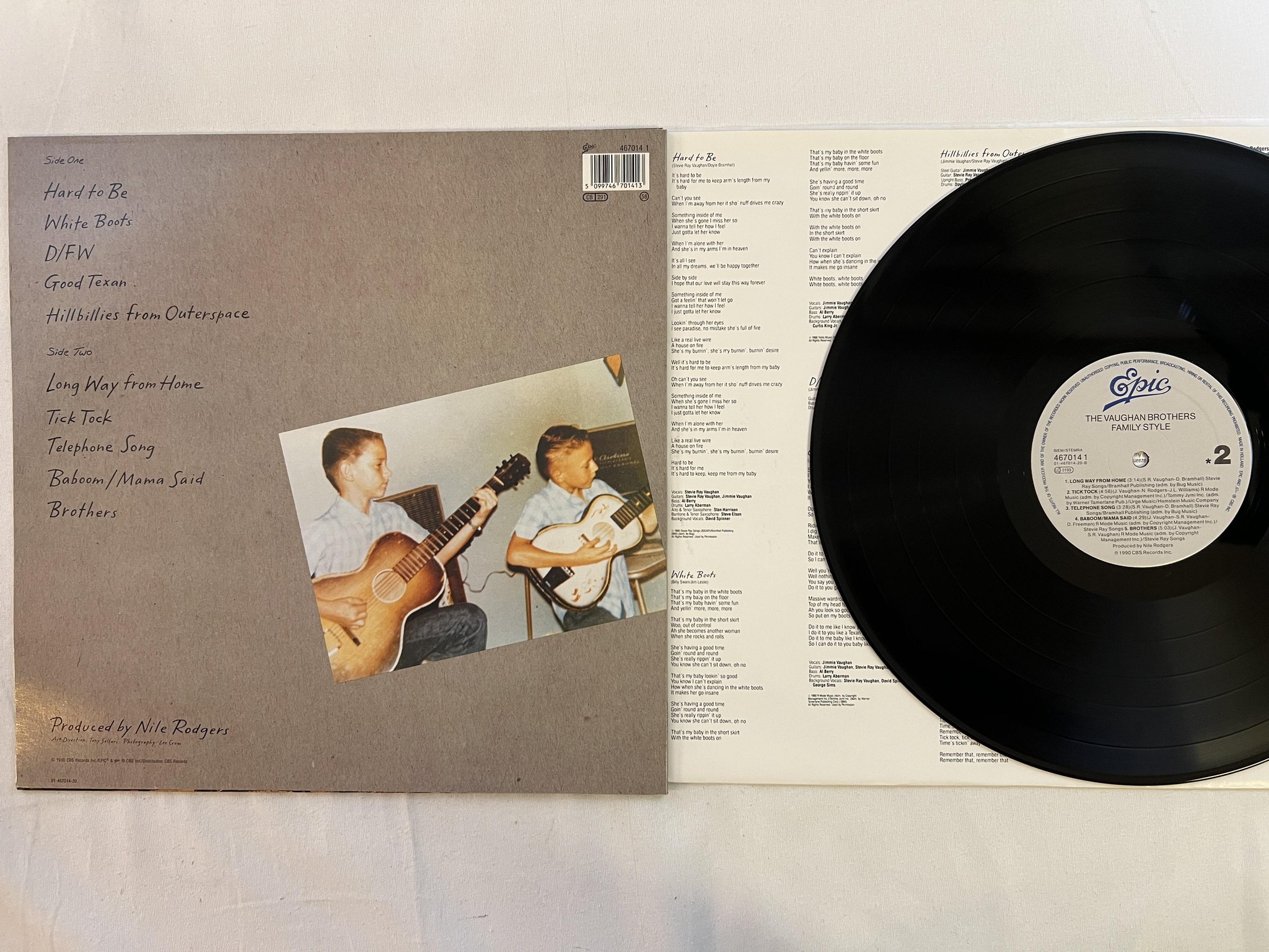 Omslagsbild för skivan THE VAUGHAN BROTHERS family style LP -90 Hol EPIC 4670141
