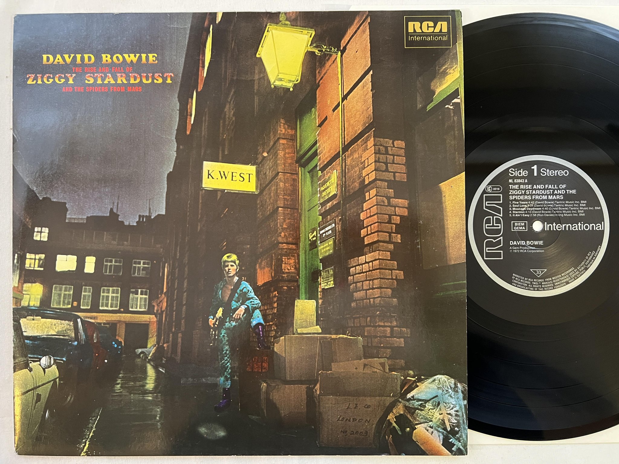 Omslagsbild för skivan DAVID BOWIE THE RISE AND FALL OF ZIGGY STARDUST LP re Ger RCA NL 83843