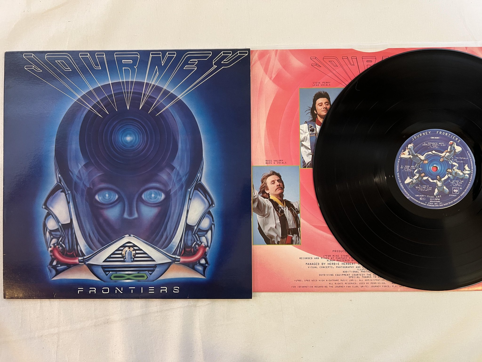 Omslagsbild för skivan JOURNEY frontiers LP -83 Hol CBS 25261