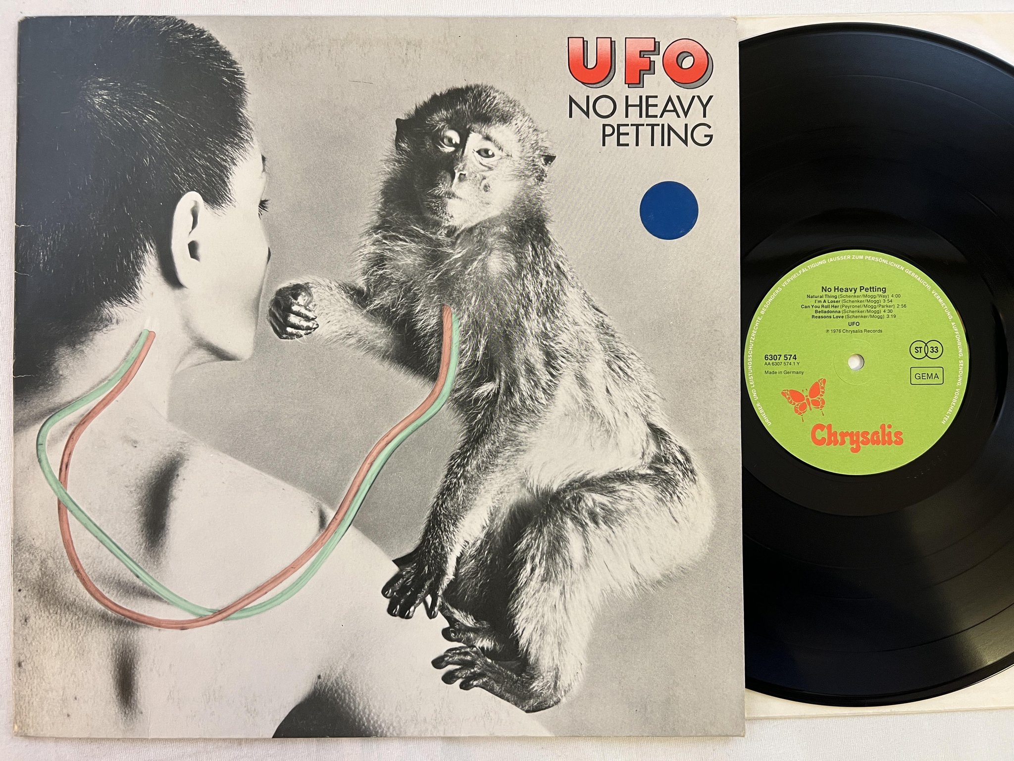 Omslagsbild för skivan UFO no heavy petting LP -76 Ger CHRYSALIS 6307 574