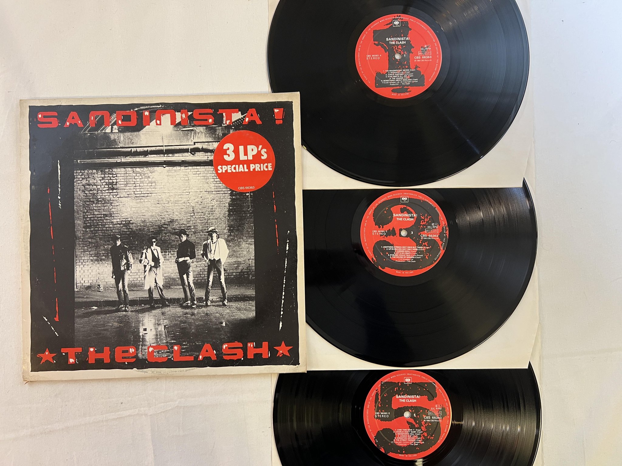 Omslagsbild för skivan THE CLASH sandinista! 3xLP -80 Hol CBS 66363