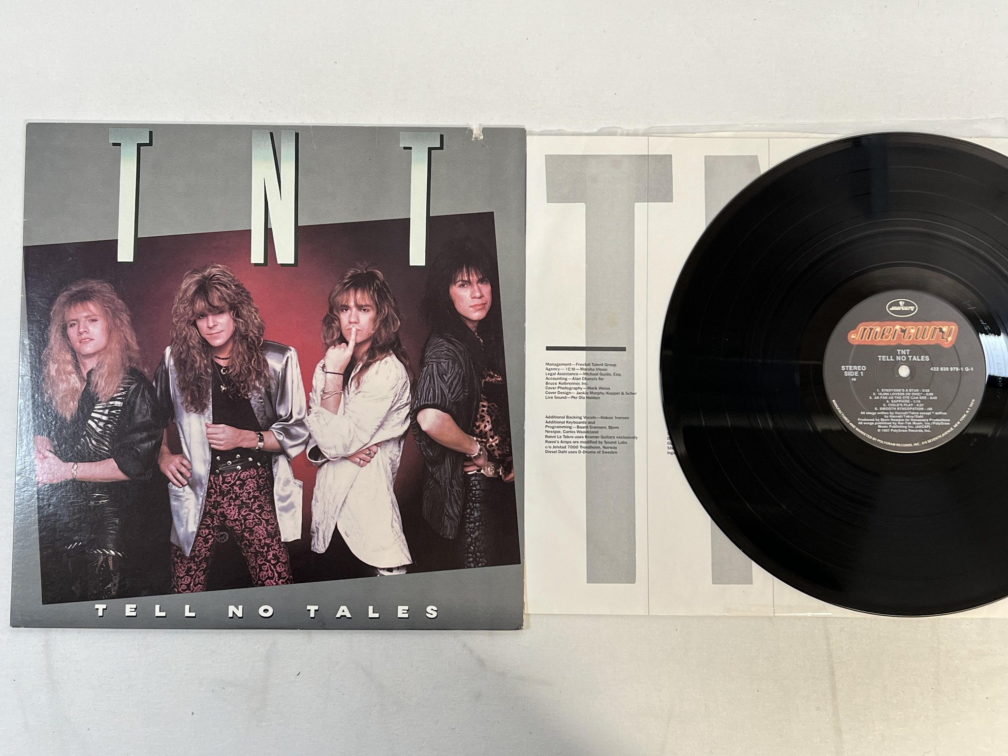 Omslagsbild för skivan TNT tell no tales LP -87 US MERCURY 422 830 979-1 Q-1
