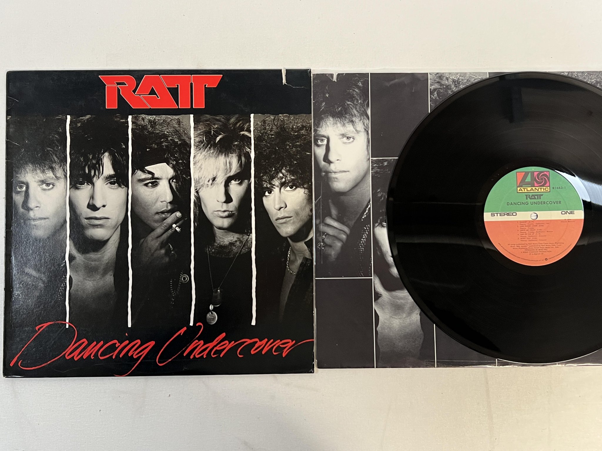 Omslagsbild för skivan RATT dancing undercover LP -86 US ATLANTIC 81683-1