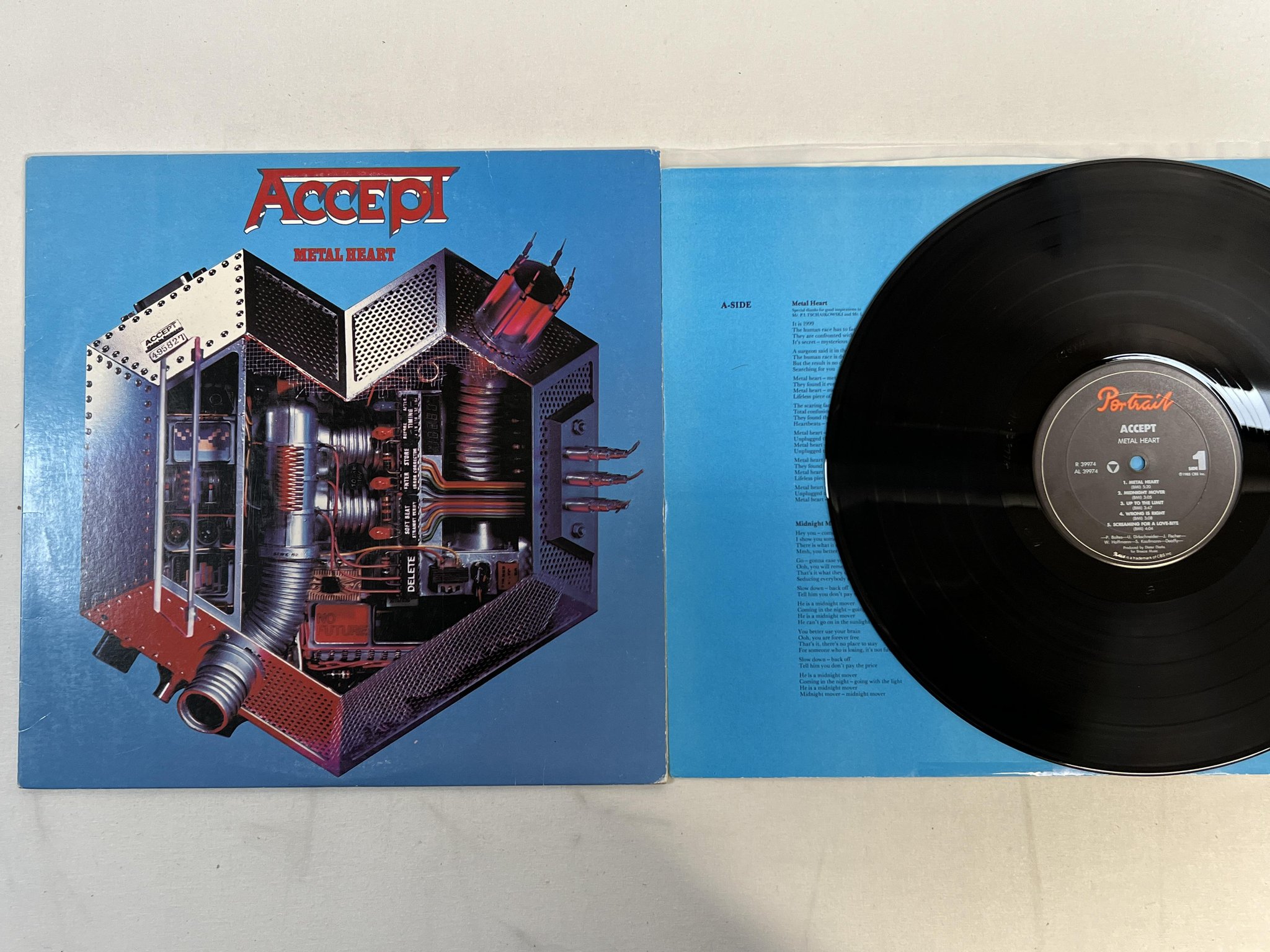 Omslagsbild för skivan ACCEPT metal heart LP -85 US PORTRAIT R 39974