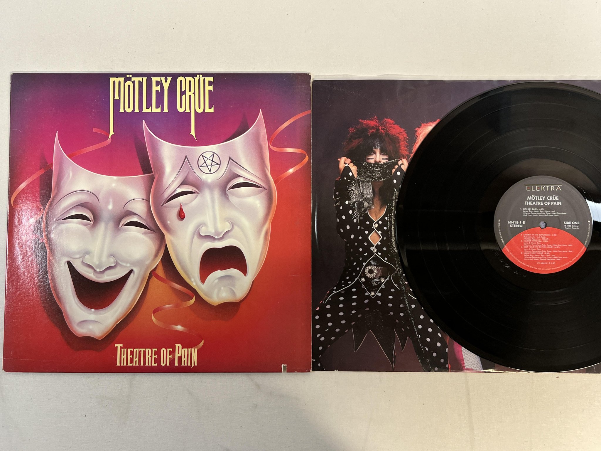 Omslagsbild för skivan MÖTLEY CRÜE theatre of pain LP -85 US ELEKTRA 60418-1-E