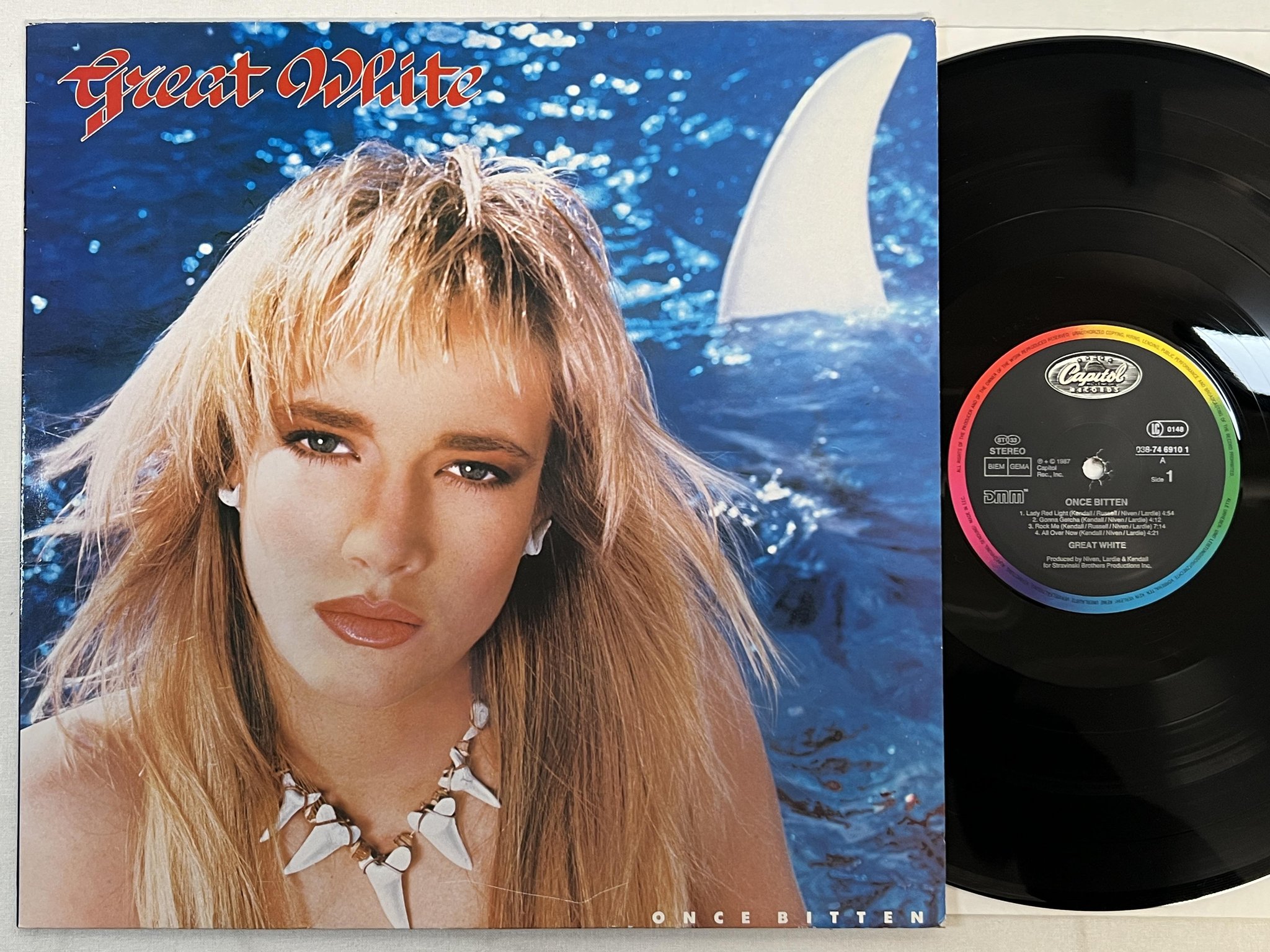 Omslagsbild för skivan GREAT WHITE once bitten LP -87 Ger CAPITOL 038-7469101
