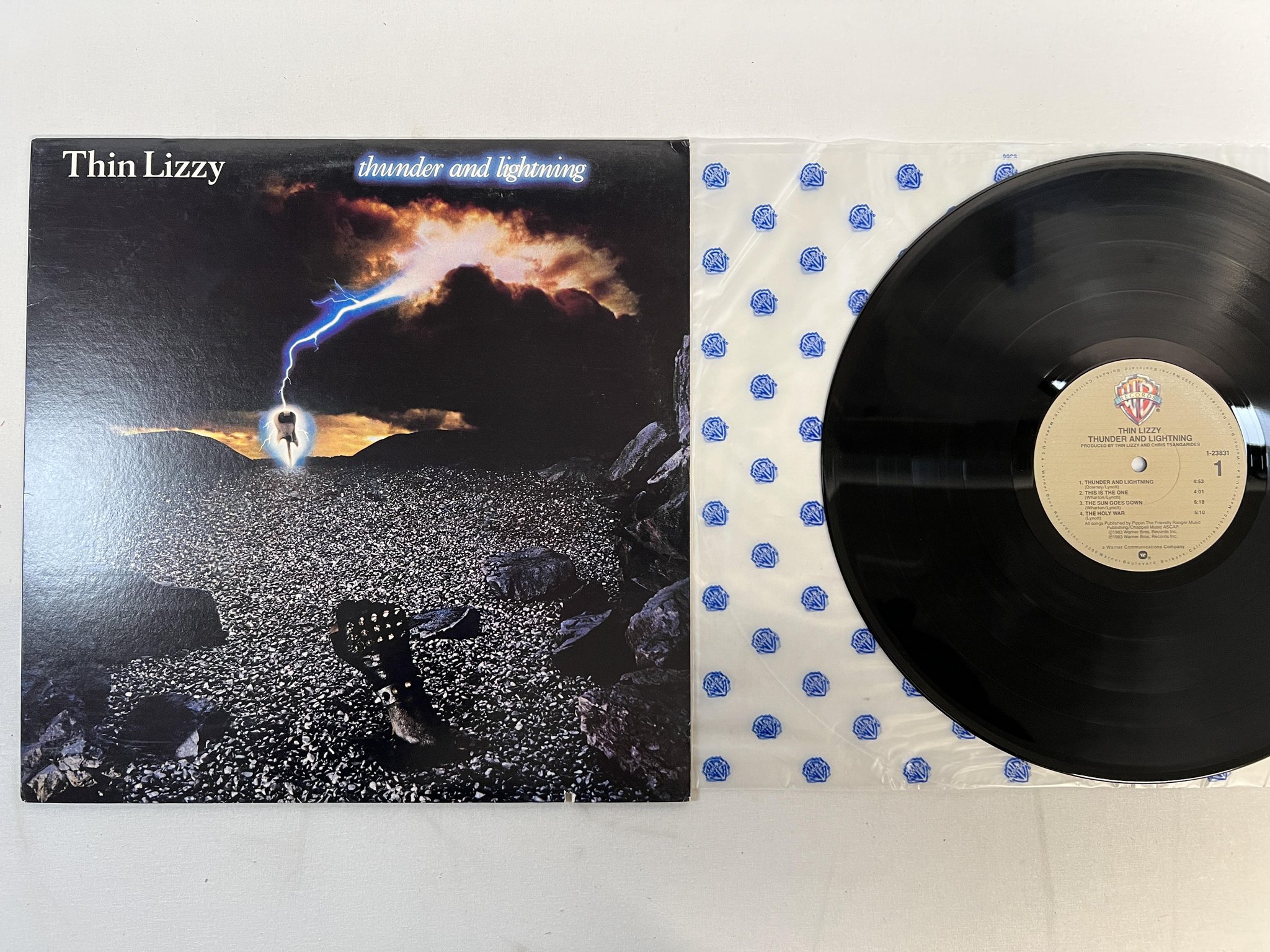 Omslagsbild för skivan THIN LIZZY thunder and lightning LP -83 US WARNER 1-23831
