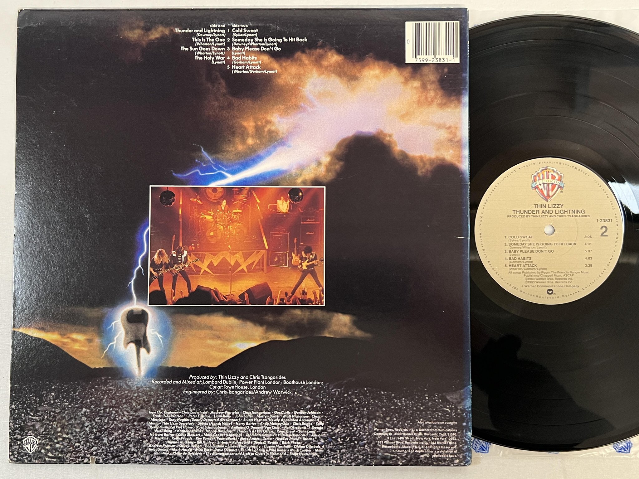 Omslagsbild för skivan THIN LIZZY thunder and lightning LP -83 US WARNER 1-23831