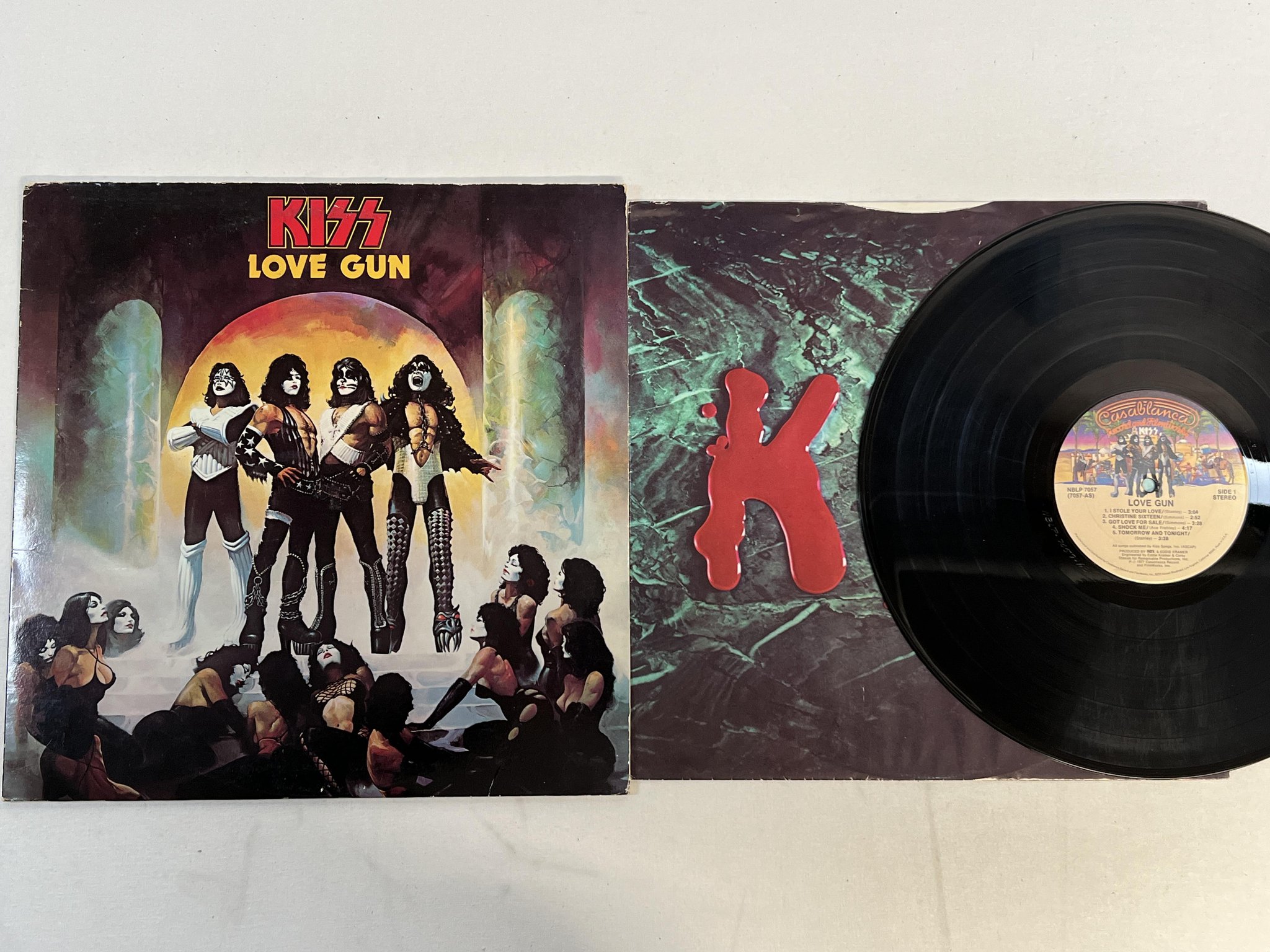Omslagsbild för skivan KISS love gun LP -77 US CASABLANCA NBLP 7057 w/ inserts ** BANG !! **
