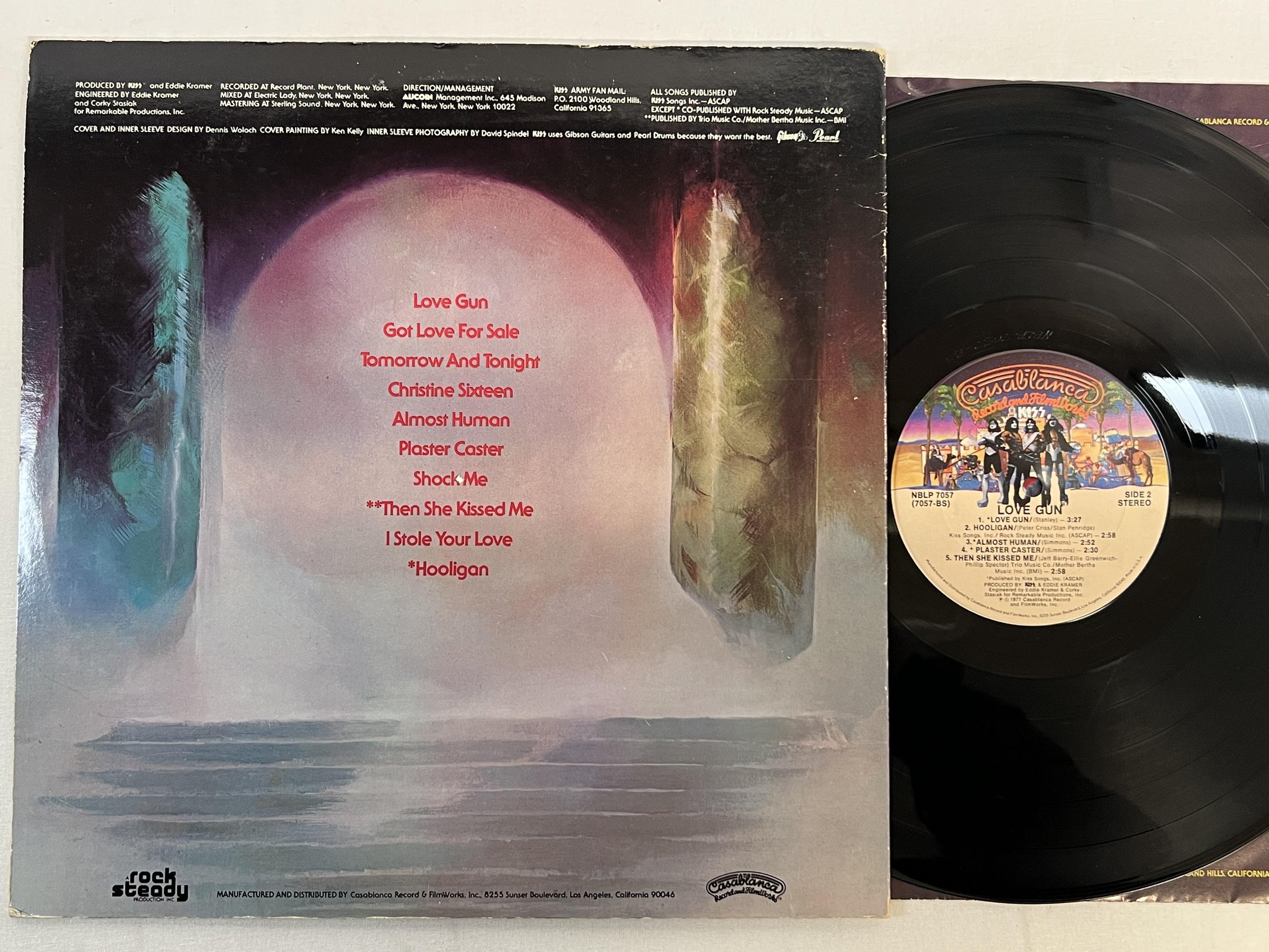 Omslagsbild för skivan KISS love gun LP -77 US CASABLANCA NBLP 7057 w/ inserts ** BANG !! **