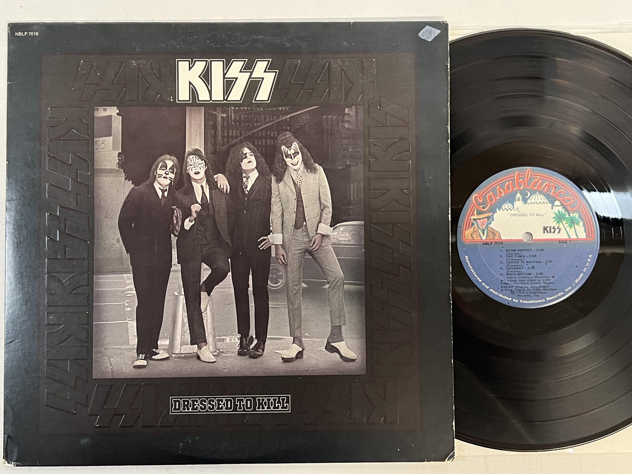 Omslagsbild för skivan KISS dressed to kill LP -75 US CASABLANCA NBLP 7016