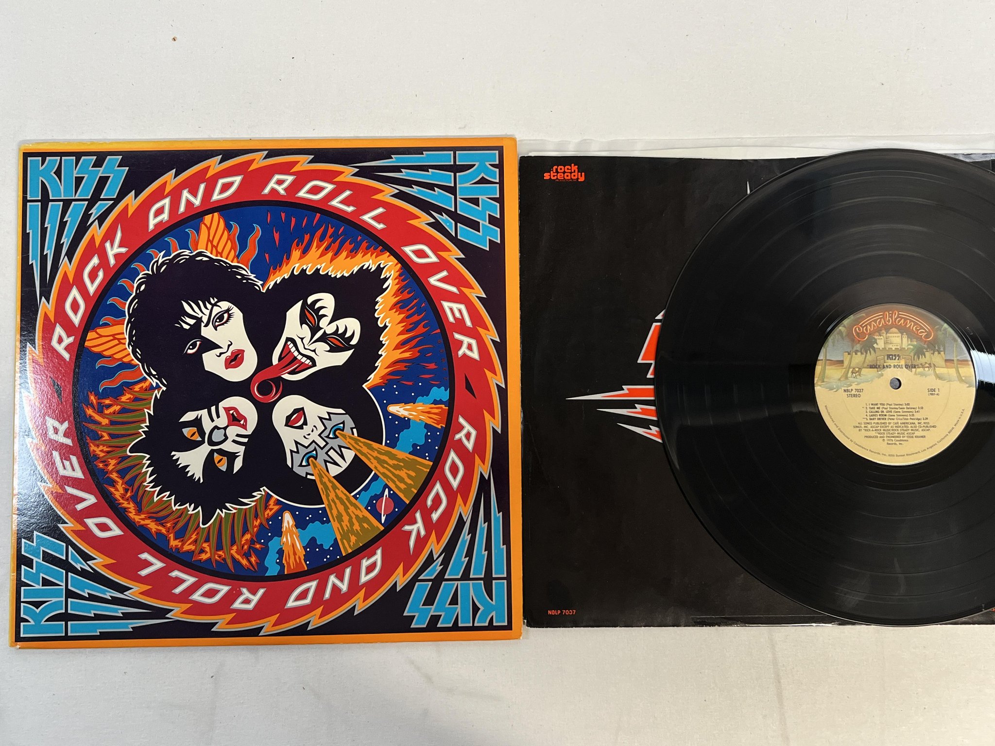 Omslagsbild för skivan KISS rock and roll over LP -74 US CASABLANCA NBLP 7037 w/ insert & stickers